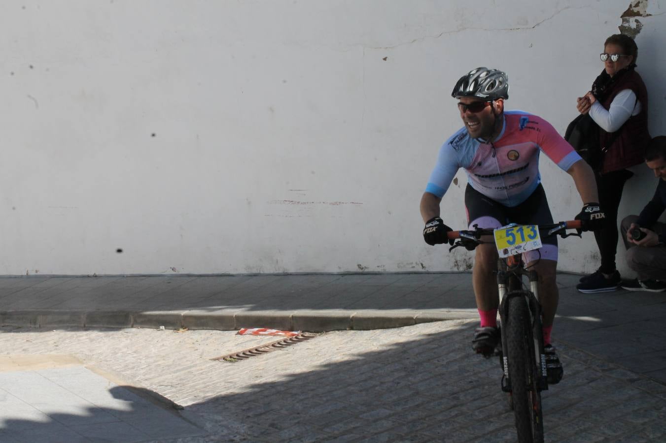 Sensacional jornada en torno al deporte del ciclismo la vivida este domingo, 10 de marzo, en Jerez de los Caballeros con la celebración del VII Maratón templario organizado por el Club ciclista de esta ciudad, con el que se ha dado continuidad a un Open de España de Maratón, que arrancó hace un mes con la VI Vuelta a Córdoba BTT.Miguel Muñoz y Lara Lois, acudían como líderes en la categoría élite tras ser los mejores en la primera cita y en esta prueba, han finalizado cuarto y primera de la general, respectivamente. José Márquez Granado (Quillo Márquez) ha sido el vencedor de la Maratón con un recorrido de 83 kilómetros por el bello entorno de dehesas de Jerez y la comarcar suroeste de Extremadura y con más de 2.000 metros de desnivel acumulado; seguido de Alejandro Díaz de la Peña y José Luis Carrasco Gámez. Agnieta Francke ha sido segunda de la general. En cuanto a los locales, Rafael García Barragán ha sido el primer jerezano de la Maratón en llegar a meta seguido de Ramón Pérez Guerrero y José Ángel González Pérez.El vencedor de la Ruta cicloturista, de 50 kilómetros, ha sido Alberto Cuevas Sánchez, seguido de Antonio Linares Paredes y Pablo Alpiste Quijada.
