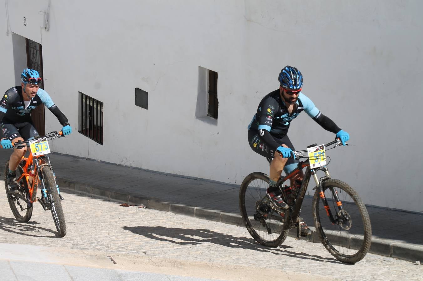 Sensacional jornada en torno al deporte del ciclismo la vivida este domingo, 10 de marzo, en Jerez de los Caballeros con la celebración del VII Maratón templario organizado por el Club ciclista de esta ciudad, con el que se ha dado continuidad a un Open de España de Maratón, que arrancó hace un mes con la VI Vuelta a Córdoba BTT.Miguel Muñoz y Lara Lois, acudían como líderes en la categoría élite tras ser los mejores en la primera cita y en esta prueba, han finalizado cuarto y primera de la general, respectivamente. José Márquez Granado (Quillo Márquez) ha sido el vencedor de la Maratón con un recorrido de 83 kilómetros por el bello entorno de dehesas de Jerez y la comarcar suroeste de Extremadura y con más de 2.000 metros de desnivel acumulado; seguido de Alejandro Díaz de la Peña y José Luis Carrasco Gámez. Agnieta Francke ha sido segunda de la general. En cuanto a los locales, Rafael García Barragán ha sido el primer jerezano de la Maratón en llegar a meta seguido de Ramón Pérez Guerrero y José Ángel González Pérez.El vencedor de la Ruta cicloturista, de 50 kilómetros, ha sido Alberto Cuevas Sánchez, seguido de Antonio Linares Paredes y Pablo Alpiste Quijada.