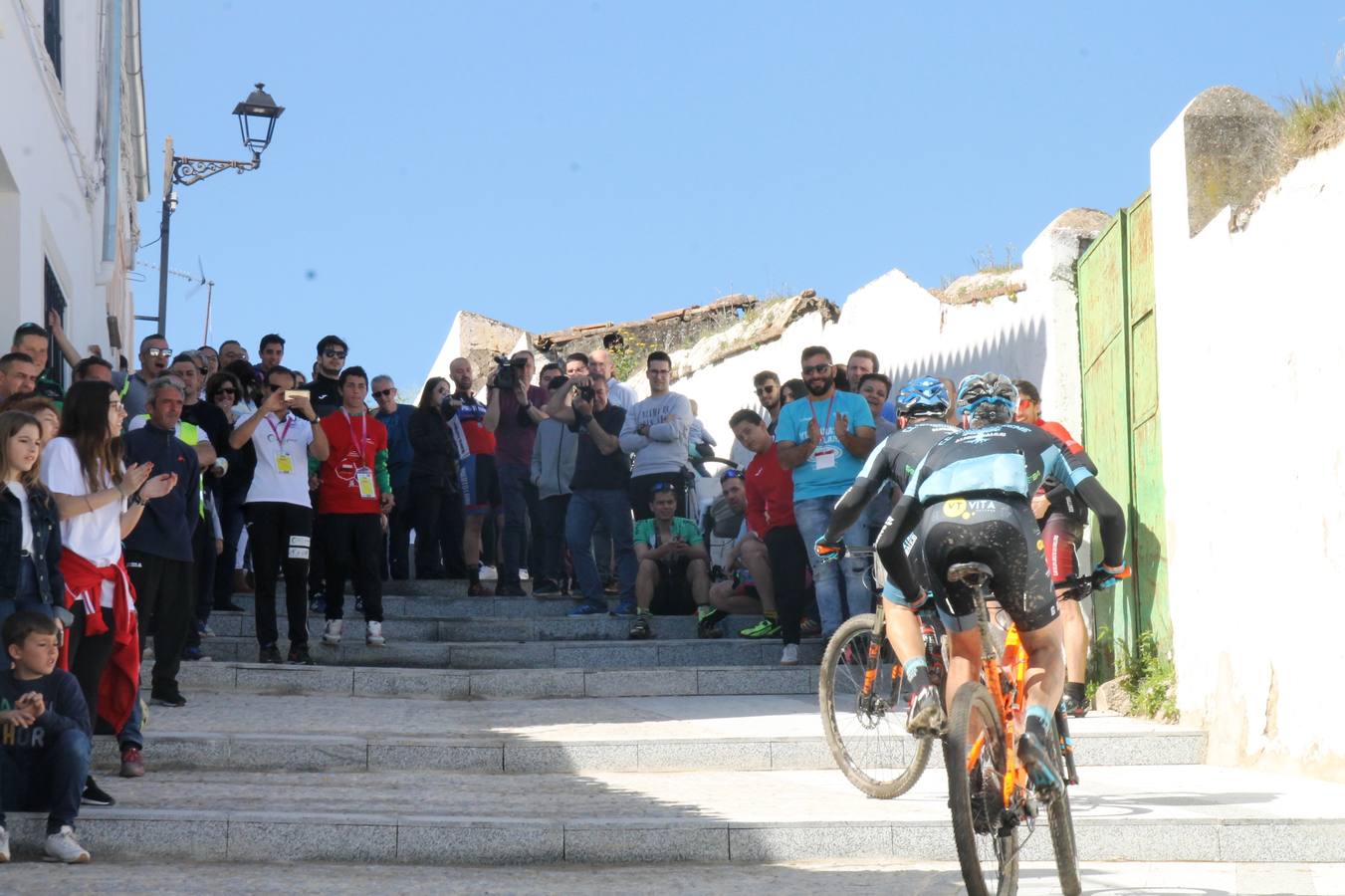Sensacional jornada en torno al deporte del ciclismo la vivida este domingo, 10 de marzo, en Jerez de los Caballeros con la celebración del VII Maratón templario organizado por el Club ciclista de esta ciudad, con el que se ha dado continuidad a un Open de España de Maratón, que arrancó hace un mes con la VI Vuelta a Córdoba BTT.Miguel Muñoz y Lara Lois, acudían como líderes en la categoría élite tras ser los mejores en la primera cita y en esta prueba, han finalizado cuarto y primera de la general, respectivamente. José Márquez Granado (Quillo Márquez) ha sido el vencedor de la Maratón con un recorrido de 83 kilómetros por el bello entorno de dehesas de Jerez y la comarcar suroeste de Extremadura y con más de 2.000 metros de desnivel acumulado; seguido de Alejandro Díaz de la Peña y José Luis Carrasco Gámez. Agnieta Francke ha sido segunda de la general. En cuanto a los locales, Rafael García Barragán ha sido el primer jerezano de la Maratón en llegar a meta seguido de Ramón Pérez Guerrero y José Ángel González Pérez.El vencedor de la Ruta cicloturista, de 50 kilómetros, ha sido Alberto Cuevas Sánchez, seguido de Antonio Linares Paredes y Pablo Alpiste Quijada.