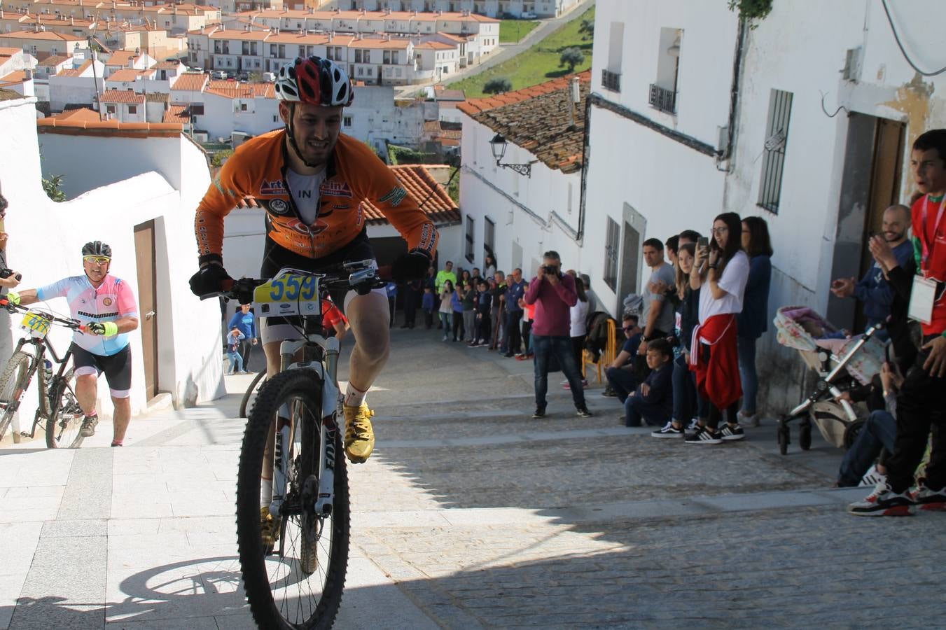 Sensacional jornada en torno al deporte del ciclismo la vivida este domingo, 10 de marzo, en Jerez de los Caballeros con la celebración del VII Maratón templario organizado por el Club ciclista de esta ciudad, con el que se ha dado continuidad a un Open de España de Maratón, que arrancó hace un mes con la VI Vuelta a Córdoba BTT.Miguel Muñoz y Lara Lois, acudían como líderes en la categoría élite tras ser los mejores en la primera cita y en esta prueba, han finalizado cuarto y primera de la general, respectivamente. José Márquez Granado (Quillo Márquez) ha sido el vencedor de la Maratón con un recorrido de 83 kilómetros por el bello entorno de dehesas de Jerez y la comarcar suroeste de Extremadura y con más de 2.000 metros de desnivel acumulado; seguido de Alejandro Díaz de la Peña y José Luis Carrasco Gámez. Agnieta Francke ha sido segunda de la general. En cuanto a los locales, Rafael García Barragán ha sido el primer jerezano de la Maratón en llegar a meta seguido de Ramón Pérez Guerrero y José Ángel González Pérez.El vencedor de la Ruta cicloturista, de 50 kilómetros, ha sido Alberto Cuevas Sánchez, seguido de Antonio Linares Paredes y Pablo Alpiste Quijada.