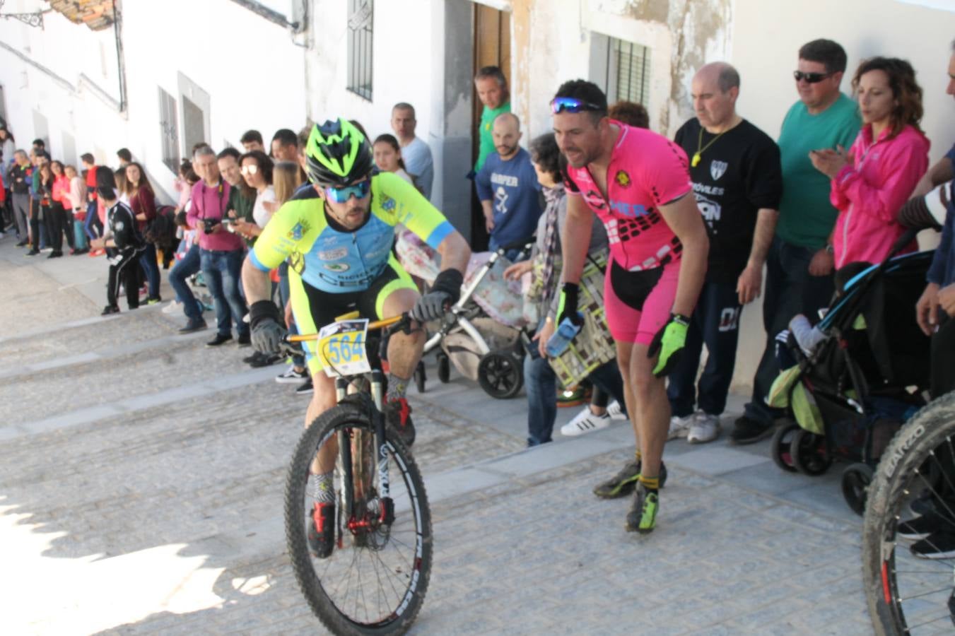 Sensacional jornada en torno al deporte del ciclismo la vivida este domingo, 10 de marzo, en Jerez de los Caballeros con la celebración del VII Maratón templario organizado por el Club ciclista de esta ciudad, con el que se ha dado continuidad a un Open de España de Maratón, que arrancó hace un mes con la VI Vuelta a Córdoba BTT.Miguel Muñoz y Lara Lois, acudían como líderes en la categoría élite tras ser los mejores en la primera cita y en esta prueba, han finalizado cuarto y primera de la general, respectivamente. José Márquez Granado (Quillo Márquez) ha sido el vencedor de la Maratón con un recorrido de 83 kilómetros por el bello entorno de dehesas de Jerez y la comarcar suroeste de Extremadura y con más de 2.000 metros de desnivel acumulado; seguido de Alejandro Díaz de la Peña y José Luis Carrasco Gámez. Agnieta Francke ha sido segunda de la general. En cuanto a los locales, Rafael García Barragán ha sido el primer jerezano de la Maratón en llegar a meta seguido de Ramón Pérez Guerrero y José Ángel González Pérez.El vencedor de la Ruta cicloturista, de 50 kilómetros, ha sido Alberto Cuevas Sánchez, seguido de Antonio Linares Paredes y Pablo Alpiste Quijada.