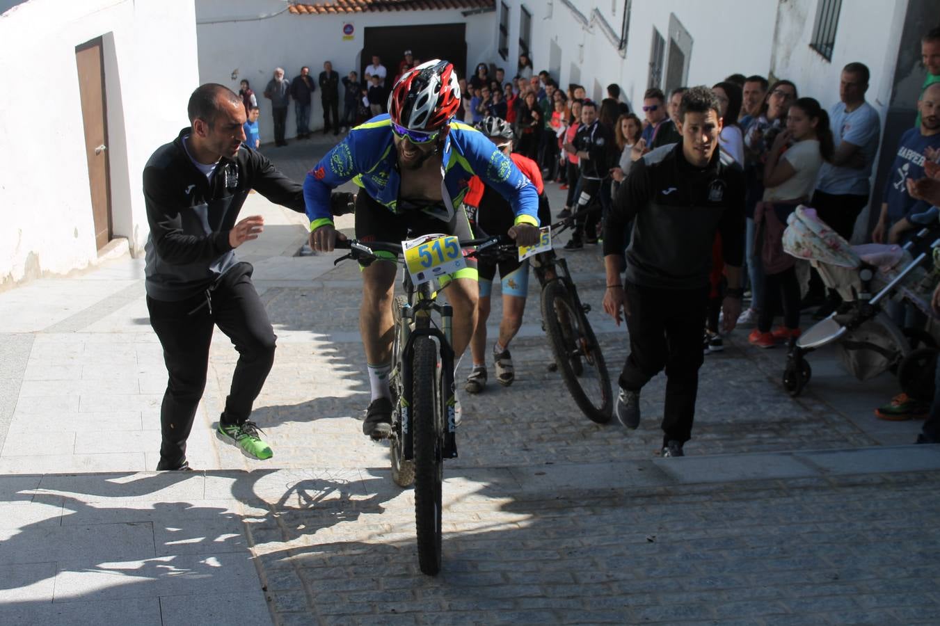 Sensacional jornada en torno al deporte del ciclismo la vivida este domingo, 10 de marzo, en Jerez de los Caballeros con la celebración del VII Maratón templario organizado por el Club ciclista de esta ciudad, con el que se ha dado continuidad a un Open de España de Maratón, que arrancó hace un mes con la VI Vuelta a Córdoba BTT.Miguel Muñoz y Lara Lois, acudían como líderes en la categoría élite tras ser los mejores en la primera cita y en esta prueba, han finalizado cuarto y primera de la general, respectivamente. José Márquez Granado (Quillo Márquez) ha sido el vencedor de la Maratón con un recorrido de 83 kilómetros por el bello entorno de dehesas de Jerez y la comarcar suroeste de Extremadura y con más de 2.000 metros de desnivel acumulado; seguido de Alejandro Díaz de la Peña y José Luis Carrasco Gámez. Agnieta Francke ha sido segunda de la general. En cuanto a los locales, Rafael García Barragán ha sido el primer jerezano de la Maratón en llegar a meta seguido de Ramón Pérez Guerrero y José Ángel González Pérez.El vencedor de la Ruta cicloturista, de 50 kilómetros, ha sido Alberto Cuevas Sánchez, seguido de Antonio Linares Paredes y Pablo Alpiste Quijada.