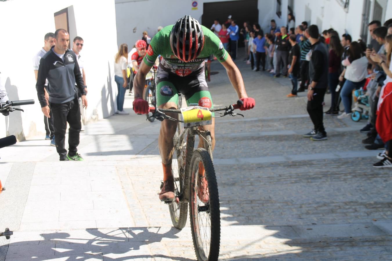 Sensacional jornada en torno al deporte del ciclismo la vivida este domingo, 10 de marzo, en Jerez de los Caballeros con la celebración del VII Maratón templario organizado por el Club ciclista de esta ciudad, con el que se ha dado continuidad a un Open de España de Maratón, que arrancó hace un mes con la VI Vuelta a Córdoba BTT.Miguel Muñoz y Lara Lois, acudían como líderes en la categoría élite tras ser los mejores en la primera cita y en esta prueba, han finalizado cuarto y primera de la general, respectivamente. José Márquez Granado (Quillo Márquez) ha sido el vencedor de la Maratón con un recorrido de 83 kilómetros por el bello entorno de dehesas de Jerez y la comarcar suroeste de Extremadura y con más de 2.000 metros de desnivel acumulado; seguido de Alejandro Díaz de la Peña y José Luis Carrasco Gámez. Agnieta Francke ha sido segunda de la general. En cuanto a los locales, Rafael García Barragán ha sido el primer jerezano de la Maratón en llegar a meta seguido de Ramón Pérez Guerrero y José Ángel González Pérez.El vencedor de la Ruta cicloturista, de 50 kilómetros, ha sido Alberto Cuevas Sánchez, seguido de Antonio Linares Paredes y Pablo Alpiste Quijada.