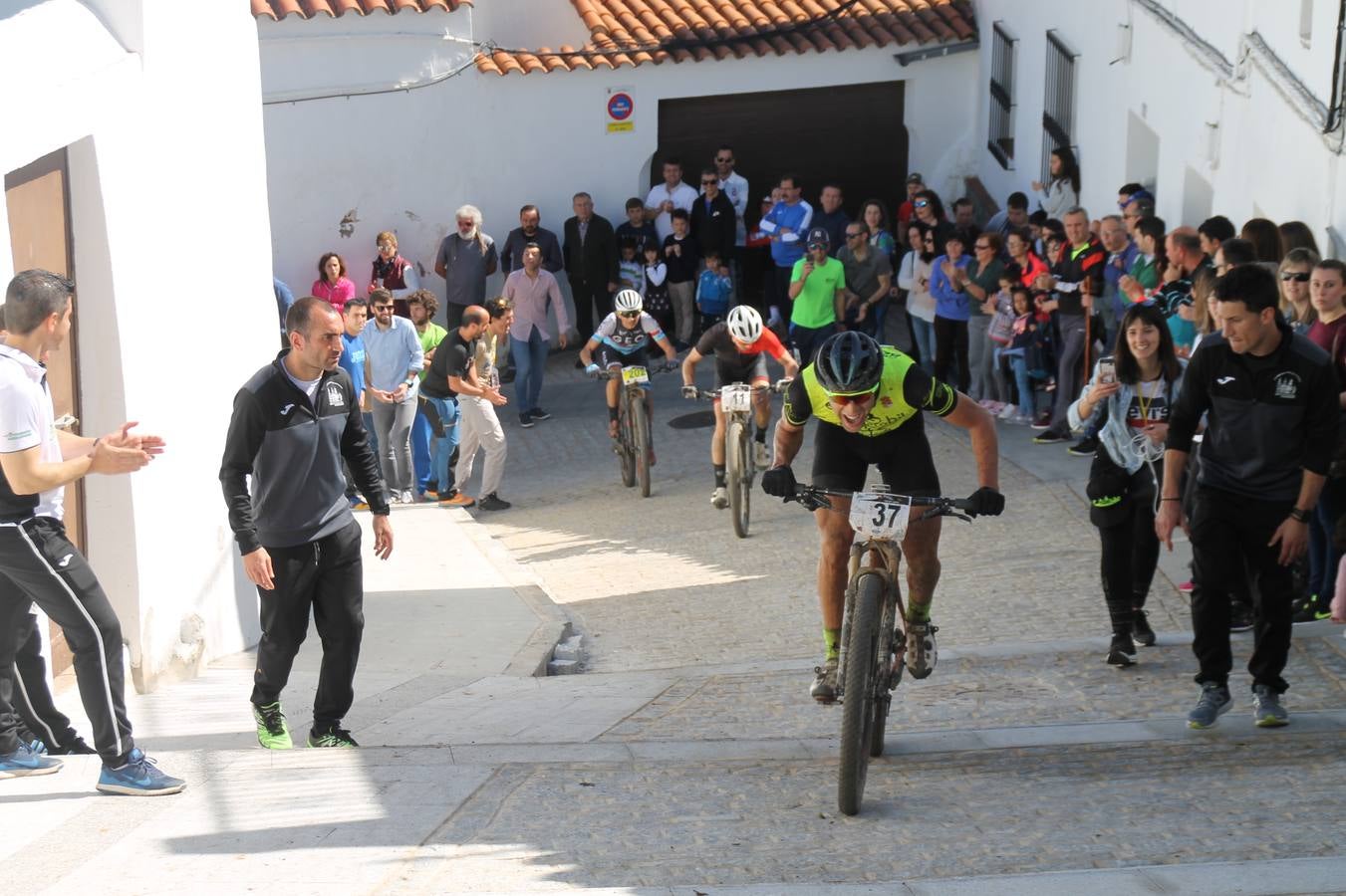 Sensacional jornada en torno al deporte del ciclismo la vivida este domingo, 10 de marzo, en Jerez de los Caballeros con la celebración del VII Maratón templario organizado por el Club ciclista de esta ciudad, con el que se ha dado continuidad a un Open de España de Maratón, que arrancó hace un mes con la VI Vuelta a Córdoba BTT.Miguel Muñoz y Lara Lois, acudían como líderes en la categoría élite tras ser los mejores en la primera cita y en esta prueba, han finalizado cuarto y primera de la general, respectivamente. José Márquez Granado (Quillo Márquez) ha sido el vencedor de la Maratón con un recorrido de 83 kilómetros por el bello entorno de dehesas de Jerez y la comarcar suroeste de Extremadura y con más de 2.000 metros de desnivel acumulado; seguido de Alejandro Díaz de la Peña y José Luis Carrasco Gámez. Agnieta Francke ha sido segunda de la general. En cuanto a los locales, Rafael García Barragán ha sido el primer jerezano de la Maratón en llegar a meta seguido de Ramón Pérez Guerrero y José Ángel González Pérez.El vencedor de la Ruta cicloturista, de 50 kilómetros, ha sido Alberto Cuevas Sánchez, seguido de Antonio Linares Paredes y Pablo Alpiste Quijada.
