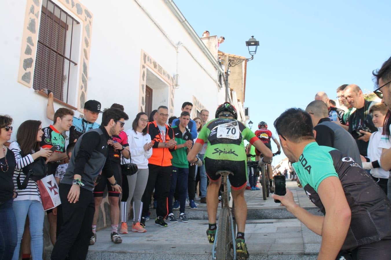 Sensacional jornada en torno al deporte del ciclismo la vivida este domingo, 10 de marzo, en Jerez de los Caballeros con la celebración del VII Maratón templario organizado por el Club ciclista de esta ciudad, con el que se ha dado continuidad a un Open de España de Maratón, que arrancó hace un mes con la VI Vuelta a Córdoba BTT.Miguel Muñoz y Lara Lois, acudían como líderes en la categoría élite tras ser los mejores en la primera cita y en esta prueba, han finalizado cuarto y primera de la general, respectivamente. José Márquez Granado (Quillo Márquez) ha sido el vencedor de la Maratón con un recorrido de 83 kilómetros por el bello entorno de dehesas de Jerez y la comarcar suroeste de Extremadura y con más de 2.000 metros de desnivel acumulado; seguido de Alejandro Díaz de la Peña y José Luis Carrasco Gámez. Agnieta Francke ha sido segunda de la general. En cuanto a los locales, Rafael García Barragán ha sido el primer jerezano de la Maratón en llegar a meta seguido de Ramón Pérez Guerrero y José Ángel González Pérez.El vencedor de la Ruta cicloturista, de 50 kilómetros, ha sido Alberto Cuevas Sánchez, seguido de Antonio Linares Paredes y Pablo Alpiste Quijada.
