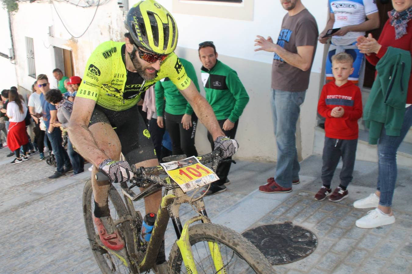 Sensacional jornada en torno al deporte del ciclismo la vivida este domingo, 10 de marzo, en Jerez de los Caballeros con la celebración del VII Maratón templario organizado por el Club ciclista de esta ciudad, con el que se ha dado continuidad a un Open de España de Maratón, que arrancó hace un mes con la VI Vuelta a Córdoba BTT.Miguel Muñoz y Lara Lois, acudían como líderes en la categoría élite tras ser los mejores en la primera cita y en esta prueba, han finalizado cuarto y primera de la general, respectivamente. José Márquez Granado (Quillo Márquez) ha sido el vencedor de la Maratón con un recorrido de 83 kilómetros por el bello entorno de dehesas de Jerez y la comarcar suroeste de Extremadura y con más de 2.000 metros de desnivel acumulado; seguido de Alejandro Díaz de la Peña y José Luis Carrasco Gámez. Agnieta Francke ha sido segunda de la general. En cuanto a los locales, Rafael García Barragán ha sido el primer jerezano de la Maratón en llegar a meta seguido de Ramón Pérez Guerrero y José Ángel González Pérez.El vencedor de la Ruta cicloturista, de 50 kilómetros, ha sido Alberto Cuevas Sánchez, seguido de Antonio Linares Paredes y Pablo Alpiste Quijada.