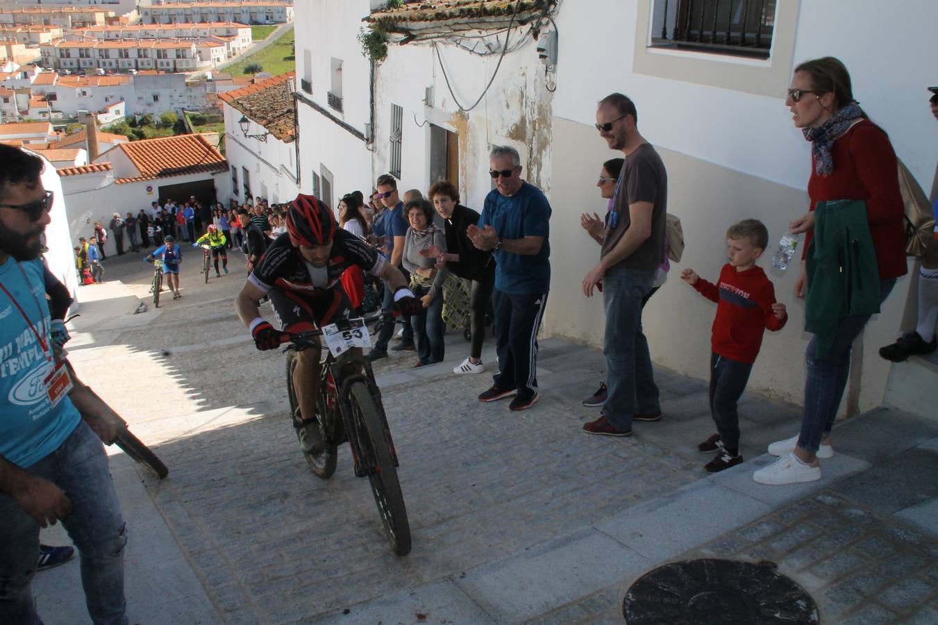 Sensacional jornada en torno al deporte del ciclismo la vivida este domingo, 10 de marzo, en Jerez de los Caballeros con la celebración del VII Maratón templario organizado por el Club ciclista de esta ciudad, con el que se ha dado continuidad a un Open de España de Maratón, que arrancó hace un mes con la VI Vuelta a Córdoba BTT.Miguel Muñoz y Lara Lois, acudían como líderes en la categoría élite tras ser los mejores en la primera cita y en esta prueba, han finalizado cuarto y primera de la general, respectivamente. José Márquez Granado (Quillo Márquez) ha sido el vencedor de la Maratón con un recorrido de 83 kilómetros por el bello entorno de dehesas de Jerez y la comarcar suroeste de Extremadura y con más de 2.000 metros de desnivel acumulado; seguido de Alejandro Díaz de la Peña y José Luis Carrasco Gámez. Agnieta Francke ha sido segunda de la general. En cuanto a los locales, Rafael García Barragán ha sido el primer jerezano de la Maratón en llegar a meta seguido de Ramón Pérez Guerrero y José Ángel González Pérez.El vencedor de la Ruta cicloturista, de 50 kilómetros, ha sido Alberto Cuevas Sánchez, seguido de Antonio Linares Paredes y Pablo Alpiste Quijada.
