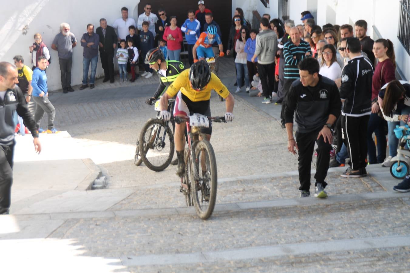 Sensacional jornada en torno al deporte del ciclismo la vivida este domingo, 10 de marzo, en Jerez de los Caballeros con la celebración del VII Maratón templario organizado por el Club ciclista de esta ciudad, con el que se ha dado continuidad a un Open de España de Maratón, que arrancó hace un mes con la VI Vuelta a Córdoba BTT.Miguel Muñoz y Lara Lois, acudían como líderes en la categoría élite tras ser los mejores en la primera cita y en esta prueba, han finalizado cuarto y primera de la general, respectivamente. José Márquez Granado (Quillo Márquez) ha sido el vencedor de la Maratón con un recorrido de 83 kilómetros por el bello entorno de dehesas de Jerez y la comarcar suroeste de Extremadura y con más de 2.000 metros de desnivel acumulado; seguido de Alejandro Díaz de la Peña y José Luis Carrasco Gámez. Agnieta Francke ha sido segunda de la general. En cuanto a los locales, Rafael García Barragán ha sido el primer jerezano de la Maratón en llegar a meta seguido de Ramón Pérez Guerrero y José Ángel González Pérez.El vencedor de la Ruta cicloturista, de 50 kilómetros, ha sido Alberto Cuevas Sánchez, seguido de Antonio Linares Paredes y Pablo Alpiste Quijada.