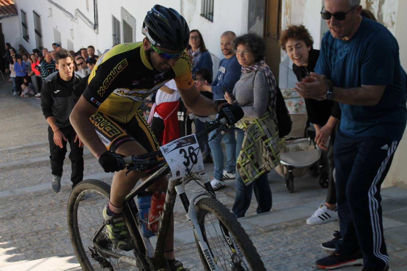 Sensacional jornada en torno al deporte del ciclismo la vivida este domingo, 10 de marzo, en Jerez de los Caballeros con la celebración del VII Maratón templario organizado por el Club ciclista de esta ciudad, con el que se ha dado continuidad a un Open de España de Maratón, que arrancó hace un mes con la VI Vuelta a Córdoba BTT.Miguel Muñoz y Lara Lois, acudían como líderes en la categoría élite tras ser los mejores en la primera cita y en esta prueba, han finalizado cuarto y primera de la general, respectivamente. José Márquez Granado (Quillo Márquez) ha sido el vencedor de la Maratón con un recorrido de 83 kilómetros por el bello entorno de dehesas de Jerez y la comarcar suroeste de Extremadura y con más de 2.000 metros de desnivel acumulado; seguido de Alejandro Díaz de la Peña y José Luis Carrasco Gámez. Agnieta Francke ha sido segunda de la general. En cuanto a los locales, Rafael García Barragán ha sido el primer jerezano de la Maratón en llegar a meta seguido de Ramón Pérez Guerrero y José Ángel González Pérez.El vencedor de la Ruta cicloturista, de 50 kilómetros, ha sido Alberto Cuevas Sánchez, seguido de Antonio Linares Paredes y Pablo Alpiste Quijada.