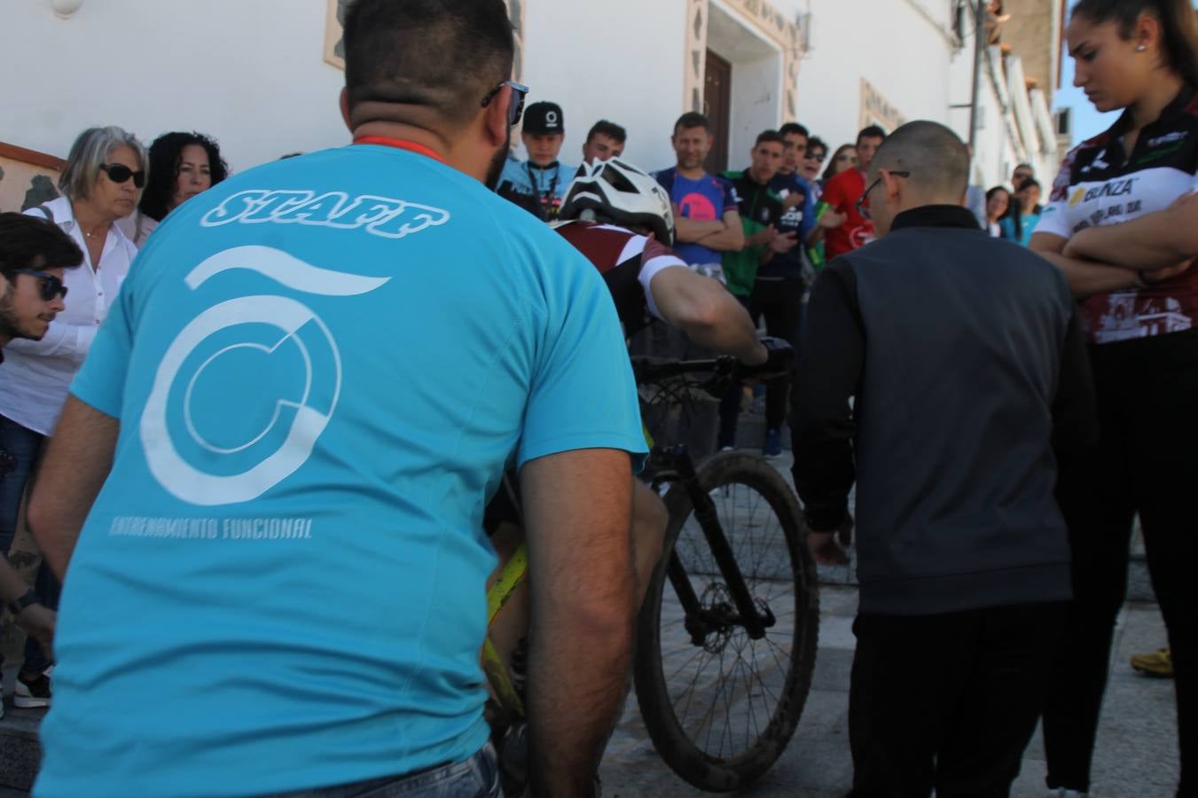 Sensacional jornada en torno al deporte del ciclismo la vivida este domingo, 10 de marzo, en Jerez de los Caballeros con la celebración del VII Maratón templario organizado por el Club ciclista de esta ciudad, con el que se ha dado continuidad a un Open de España de Maratón, que arrancó hace un mes con la VI Vuelta a Córdoba BTT.Miguel Muñoz y Lara Lois, acudían como líderes en la categoría élite tras ser los mejores en la primera cita y en esta prueba, han finalizado cuarto y primera de la general, respectivamente. José Márquez Granado (Quillo Márquez) ha sido el vencedor de la Maratón con un recorrido de 83 kilómetros por el bello entorno de dehesas de Jerez y la comarcar suroeste de Extremadura y con más de 2.000 metros de desnivel acumulado; seguido de Alejandro Díaz de la Peña y José Luis Carrasco Gámez. Agnieta Francke ha sido segunda de la general. En cuanto a los locales, Rafael García Barragán ha sido el primer jerezano de la Maratón en llegar a meta seguido de Ramón Pérez Guerrero y José Ángel González Pérez.El vencedor de la Ruta cicloturista, de 50 kilómetros, ha sido Alberto Cuevas Sánchez, seguido de Antonio Linares Paredes y Pablo Alpiste Quijada.