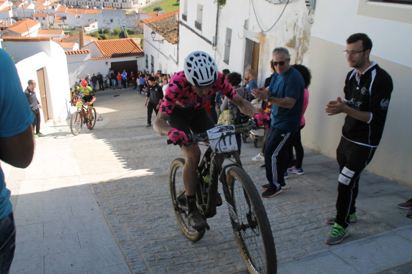 Sensacional jornada en torno al deporte del ciclismo la vivida este domingo, 10 de marzo, en Jerez de los Caballeros con la celebración del VII Maratón templario organizado por el Club ciclista de esta ciudad, con el que se ha dado continuidad a un Open de España de Maratón, que arrancó hace un mes con la VI Vuelta a Córdoba BTT.Miguel Muñoz y Lara Lois, acudían como líderes en la categoría élite tras ser los mejores en la primera cita y en esta prueba, han finalizado cuarto y primera de la general, respectivamente. José Márquez Granado (Quillo Márquez) ha sido el vencedor de la Maratón con un recorrido de 83 kilómetros por el bello entorno de dehesas de Jerez y la comarcar suroeste de Extremadura y con más de 2.000 metros de desnivel acumulado; seguido de Alejandro Díaz de la Peña y José Luis Carrasco Gámez. Agnieta Francke ha sido segunda de la general. En cuanto a los locales, Rafael García Barragán ha sido el primer jerezano de la Maratón en llegar a meta seguido de Ramón Pérez Guerrero y José Ángel González Pérez.El vencedor de la Ruta cicloturista, de 50 kilómetros, ha sido Alberto Cuevas Sánchez, seguido de Antonio Linares Paredes y Pablo Alpiste Quijada.