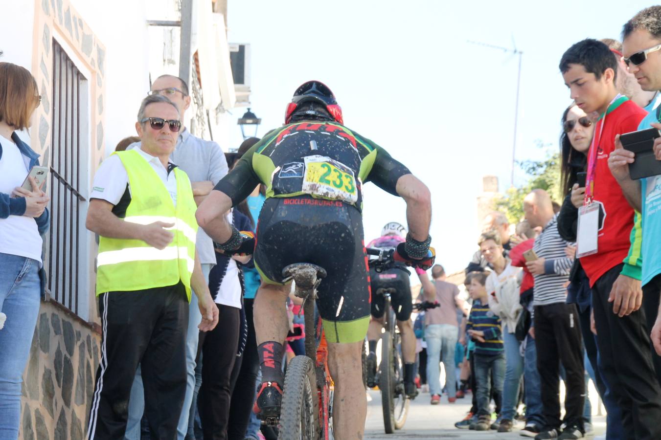 Sensacional jornada en torno al deporte del ciclismo la vivida este domingo, 10 de marzo, en Jerez de los Caballeros con la celebración del VII Maratón templario organizado por el Club ciclista de esta ciudad, con el que se ha dado continuidad a un Open de España de Maratón, que arrancó hace un mes con la VI Vuelta a Córdoba BTT.Miguel Muñoz y Lara Lois, acudían como líderes en la categoría élite tras ser los mejores en la primera cita y en esta prueba, han finalizado cuarto y primera de la general, respectivamente. José Márquez Granado (Quillo Márquez) ha sido el vencedor de la Maratón con un recorrido de 83 kilómetros por el bello entorno de dehesas de Jerez y la comarcar suroeste de Extremadura y con más de 2.000 metros de desnivel acumulado; seguido de Alejandro Díaz de la Peña y José Luis Carrasco Gámez. Agnieta Francke ha sido segunda de la general. En cuanto a los locales, Rafael García Barragán ha sido el primer jerezano de la Maratón en llegar a meta seguido de Ramón Pérez Guerrero y José Ángel González Pérez.El vencedor de la Ruta cicloturista, de 50 kilómetros, ha sido Alberto Cuevas Sánchez, seguido de Antonio Linares Paredes y Pablo Alpiste Quijada.