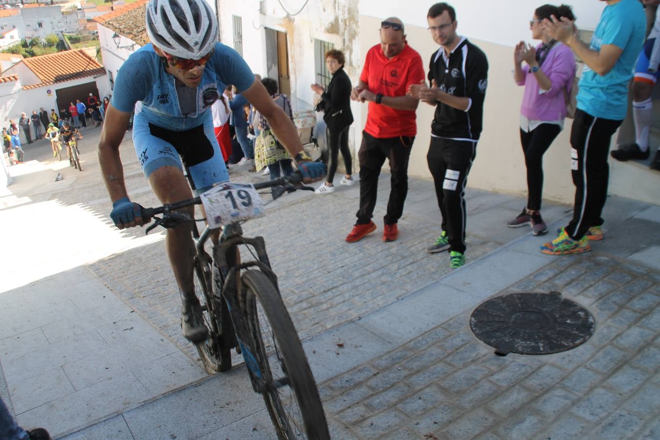 Sensacional jornada en torno al deporte del ciclismo la vivida este domingo, 10 de marzo, en Jerez de los Caballeros con la celebración del VII Maratón templario organizado por el Club ciclista de esta ciudad, con el que se ha dado continuidad a un Open de España de Maratón, que arrancó hace un mes con la VI Vuelta a Córdoba BTT.Miguel Muñoz y Lara Lois, acudían como líderes en la categoría élite tras ser los mejores en la primera cita y en esta prueba, han finalizado cuarto y primera de la general, respectivamente. José Márquez Granado (Quillo Márquez) ha sido el vencedor de la Maratón con un recorrido de 83 kilómetros por el bello entorno de dehesas de Jerez y la comarcar suroeste de Extremadura y con más de 2.000 metros de desnivel acumulado; seguido de Alejandro Díaz de la Peña y José Luis Carrasco Gámez. Agnieta Francke ha sido segunda de la general. En cuanto a los locales, Rafael García Barragán ha sido el primer jerezano de la Maratón en llegar a meta seguido de Ramón Pérez Guerrero y José Ángel González Pérez.El vencedor de la Ruta cicloturista, de 50 kilómetros, ha sido Alberto Cuevas Sánchez, seguido de Antonio Linares Paredes y Pablo Alpiste Quijada.