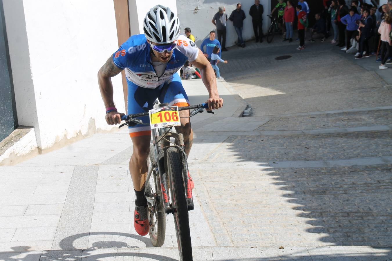 Sensacional jornada en torno al deporte del ciclismo la vivida este domingo, 10 de marzo, en Jerez de los Caballeros con la celebración del VII Maratón templario organizado por el Club ciclista de esta ciudad, con el que se ha dado continuidad a un Open de España de Maratón, que arrancó hace un mes con la VI Vuelta a Córdoba BTT.Miguel Muñoz y Lara Lois, acudían como líderes en la categoría élite tras ser los mejores en la primera cita y en esta prueba, han finalizado cuarto y primera de la general, respectivamente. José Márquez Granado (Quillo Márquez) ha sido el vencedor de la Maratón con un recorrido de 83 kilómetros por el bello entorno de dehesas de Jerez y la comarcar suroeste de Extremadura y con más de 2.000 metros de desnivel acumulado; seguido de Alejandro Díaz de la Peña y José Luis Carrasco Gámez. Agnieta Francke ha sido segunda de la general. En cuanto a los locales, Rafael García Barragán ha sido el primer jerezano de la Maratón en llegar a meta seguido de Ramón Pérez Guerrero y José Ángel González Pérez.El vencedor de la Ruta cicloturista, de 50 kilómetros, ha sido Alberto Cuevas Sánchez, seguido de Antonio Linares Paredes y Pablo Alpiste Quijada.