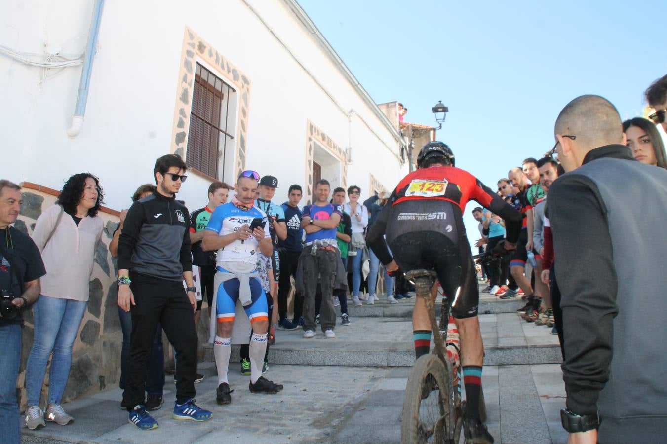 Sensacional jornada en torno al deporte del ciclismo la vivida este domingo, 10 de marzo, en Jerez de los Caballeros con la celebración del VII Maratón templario organizado por el Club ciclista de esta ciudad, con el que se ha dado continuidad a un Open de España de Maratón, que arrancó hace un mes con la VI Vuelta a Córdoba BTT.Miguel Muñoz y Lara Lois, acudían como líderes en la categoría élite tras ser los mejores en la primera cita y en esta prueba, han finalizado cuarto y primera de la general, respectivamente. José Márquez Granado (Quillo Márquez) ha sido el vencedor de la Maratón con un recorrido de 83 kilómetros por el bello entorno de dehesas de Jerez y la comarcar suroeste de Extremadura y con más de 2.000 metros de desnivel acumulado; seguido de Alejandro Díaz de la Peña y José Luis Carrasco Gámez. Agnieta Francke ha sido segunda de la general. En cuanto a los locales, Rafael García Barragán ha sido el primer jerezano de la Maratón en llegar a meta seguido de Ramón Pérez Guerrero y José Ángel González Pérez.El vencedor de la Ruta cicloturista, de 50 kilómetros, ha sido Alberto Cuevas Sánchez, seguido de Antonio Linares Paredes y Pablo Alpiste Quijada.
