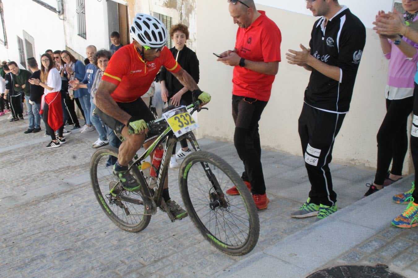 Sensacional jornada en torno al deporte del ciclismo la vivida este domingo, 10 de marzo, en Jerez de los Caballeros con la celebración del VII Maratón templario organizado por el Club ciclista de esta ciudad, con el que se ha dado continuidad a un Open de España de Maratón, que arrancó hace un mes con la VI Vuelta a Córdoba BTT.Miguel Muñoz y Lara Lois, acudían como líderes en la categoría élite tras ser los mejores en la primera cita y en esta prueba, han finalizado cuarto y primera de la general, respectivamente. José Márquez Granado (Quillo Márquez) ha sido el vencedor de la Maratón con un recorrido de 83 kilómetros por el bello entorno de dehesas de Jerez y la comarcar suroeste de Extremadura y con más de 2.000 metros de desnivel acumulado; seguido de Alejandro Díaz de la Peña y José Luis Carrasco Gámez. Agnieta Francke ha sido segunda de la general. En cuanto a los locales, Rafael García Barragán ha sido el primer jerezano de la Maratón en llegar a meta seguido de Ramón Pérez Guerrero y José Ángel González Pérez.El vencedor de la Ruta cicloturista, de 50 kilómetros, ha sido Alberto Cuevas Sánchez, seguido de Antonio Linares Paredes y Pablo Alpiste Quijada.