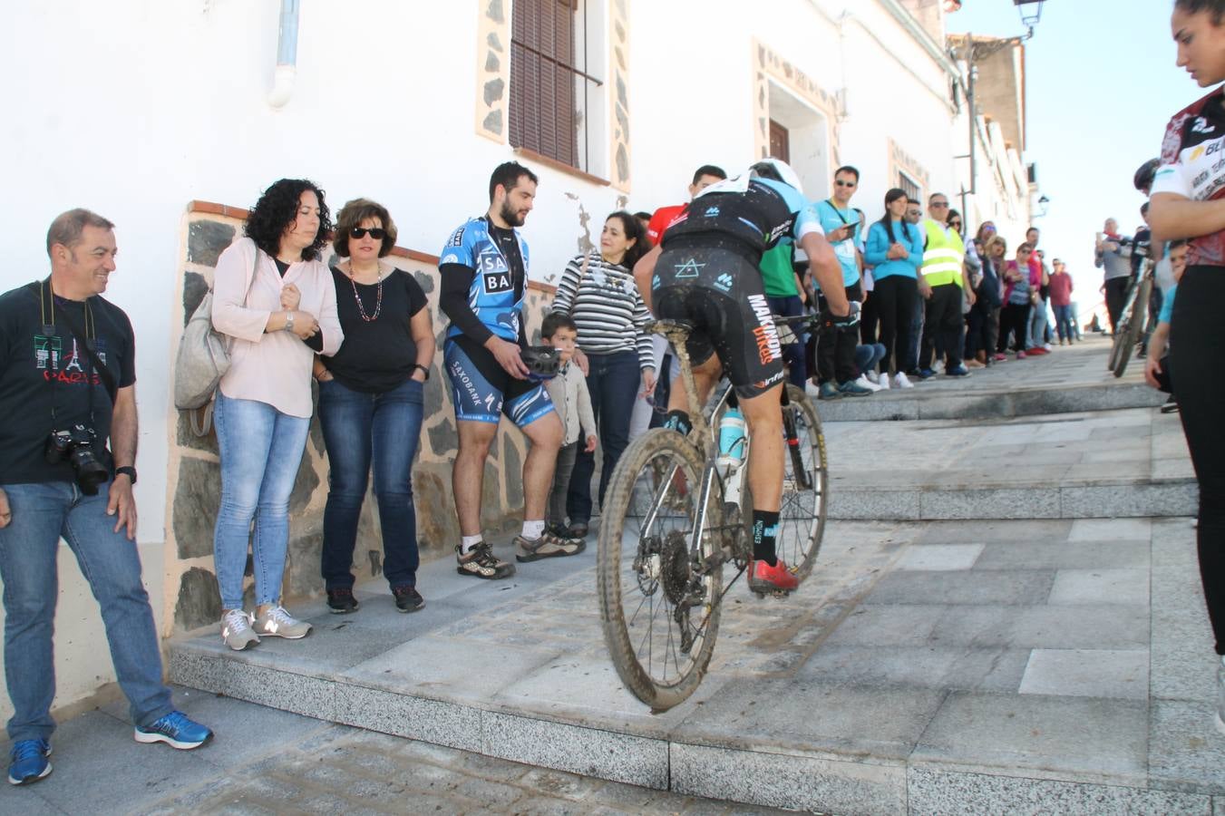 Sensacional jornada en torno al deporte del ciclismo la vivida este domingo, 10 de marzo, en Jerez de los Caballeros con la celebración del VII Maratón templario organizado por el Club ciclista de esta ciudad, con el que se ha dado continuidad a un Open de España de Maratón, que arrancó hace un mes con la VI Vuelta a Córdoba BTT.Miguel Muñoz y Lara Lois, acudían como líderes en la categoría élite tras ser los mejores en la primera cita y en esta prueba, han finalizado cuarto y primera de la general, respectivamente. José Márquez Granado (Quillo Márquez) ha sido el vencedor de la Maratón con un recorrido de 83 kilómetros por el bello entorno de dehesas de Jerez y la comarcar suroeste de Extremadura y con más de 2.000 metros de desnivel acumulado; seguido de Alejandro Díaz de la Peña y José Luis Carrasco Gámez. Agnieta Francke ha sido segunda de la general. En cuanto a los locales, Rafael García Barragán ha sido el primer jerezano de la Maratón en llegar a meta seguido de Ramón Pérez Guerrero y José Ángel González Pérez.El vencedor de la Ruta cicloturista, de 50 kilómetros, ha sido Alberto Cuevas Sánchez, seguido de Antonio Linares Paredes y Pablo Alpiste Quijada.