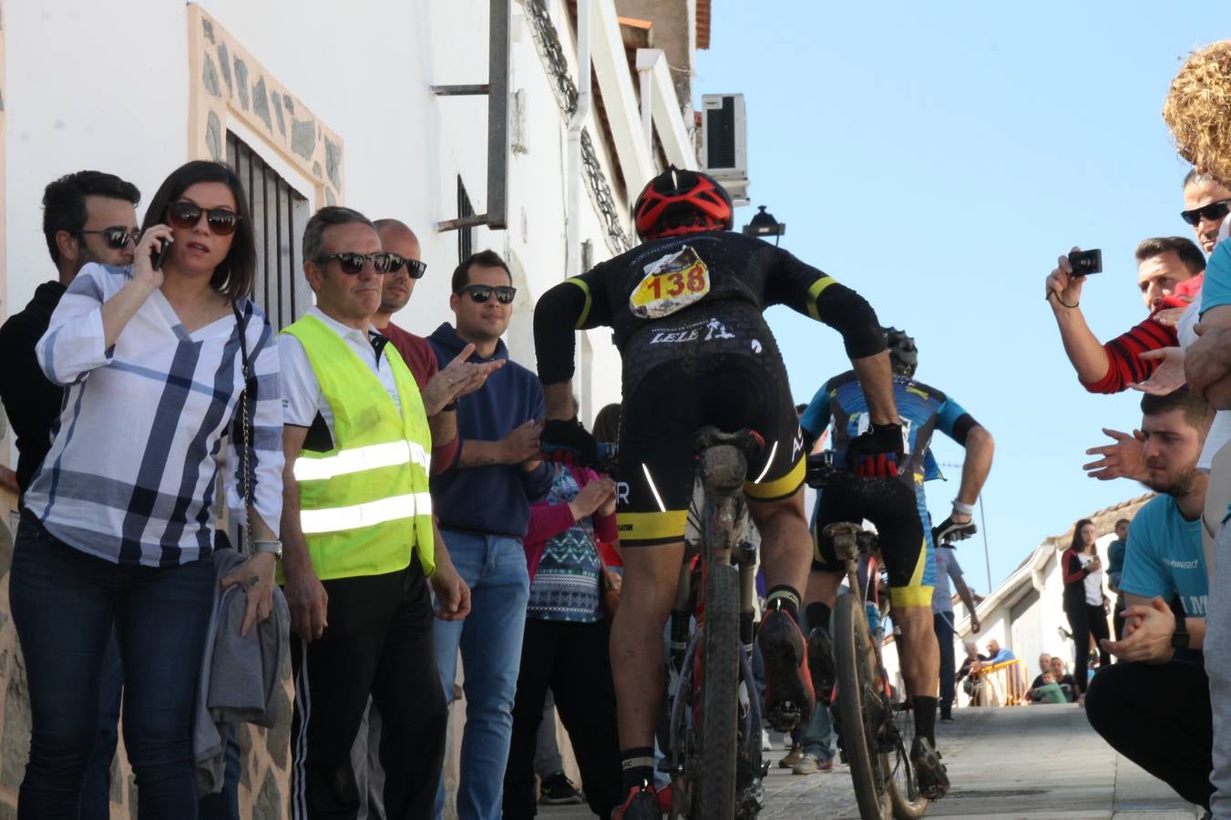 Sensacional jornada en torno al deporte del ciclismo la vivida este domingo, 10 de marzo, en Jerez de los Caballeros con la celebración del VII Maratón templario organizado por el Club ciclista de esta ciudad, con el que se ha dado continuidad a un Open de España de Maratón, que arrancó hace un mes con la VI Vuelta a Córdoba BTT.Miguel Muñoz y Lara Lois, acudían como líderes en la categoría élite tras ser los mejores en la primera cita y en esta prueba, han finalizado cuarto y primera de la general, respectivamente. José Márquez Granado (Quillo Márquez) ha sido el vencedor de la Maratón con un recorrido de 83 kilómetros por el bello entorno de dehesas de Jerez y la comarcar suroeste de Extremadura y con más de 2.000 metros de desnivel acumulado; seguido de Alejandro Díaz de la Peña y José Luis Carrasco Gámez. Agnieta Francke ha sido segunda de la general. En cuanto a los locales, Rafael García Barragán ha sido el primer jerezano de la Maratón en llegar a meta seguido de Ramón Pérez Guerrero y José Ángel González Pérez.El vencedor de la Ruta cicloturista, de 50 kilómetros, ha sido Alberto Cuevas Sánchez, seguido de Antonio Linares Paredes y Pablo Alpiste Quijada.