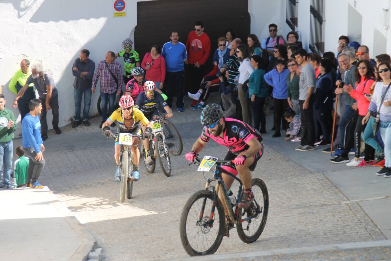 Sensacional jornada en torno al deporte del ciclismo la vivida este domingo, 10 de marzo, en Jerez de los Caballeros con la celebración del VII Maratón templario organizado por el Club ciclista de esta ciudad, con el que se ha dado continuidad a un Open de España de Maratón, que arrancó hace un mes con la VI Vuelta a Córdoba BTT.Miguel Muñoz y Lara Lois, acudían como líderes en la categoría élite tras ser los mejores en la primera cita y en esta prueba, han finalizado cuarto y primera de la general, respectivamente. José Márquez Granado (Quillo Márquez) ha sido el vencedor de la Maratón con un recorrido de 83 kilómetros por el bello entorno de dehesas de Jerez y la comarcar suroeste de Extremadura y con más de 2.000 metros de desnivel acumulado; seguido de Alejandro Díaz de la Peña y José Luis Carrasco Gámez. Agnieta Francke ha sido segunda de la general. En cuanto a los locales, Rafael García Barragán ha sido el primer jerezano de la Maratón en llegar a meta seguido de Ramón Pérez Guerrero y José Ángel González Pérez.El vencedor de la Ruta cicloturista, de 50 kilómetros, ha sido Alberto Cuevas Sánchez, seguido de Antonio Linares Paredes y Pablo Alpiste Quijada.