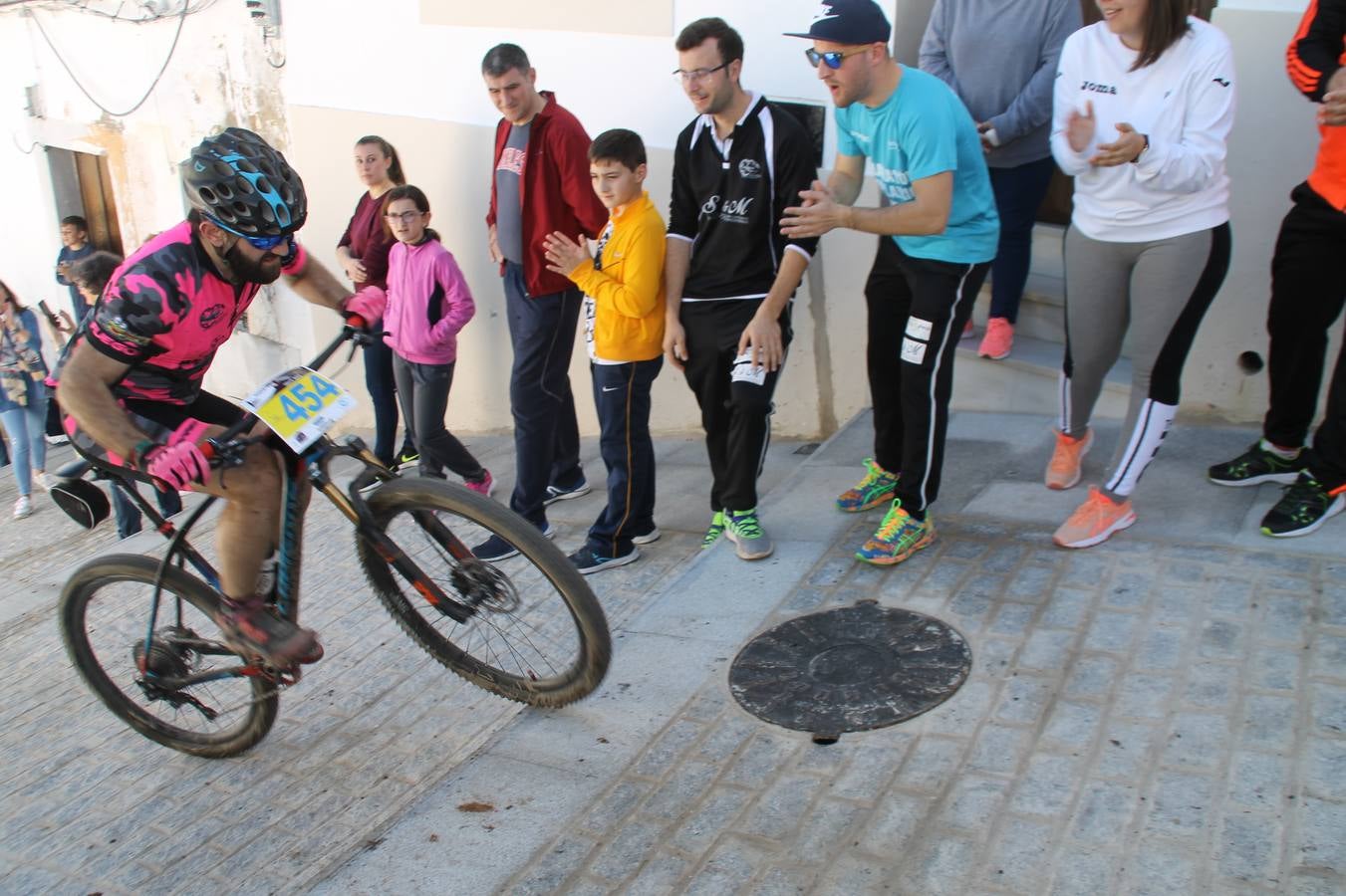 Sensacional jornada en torno al deporte del ciclismo la vivida este domingo, 10 de marzo, en Jerez de los Caballeros con la celebración del VII Maratón templario organizado por el Club ciclista de esta ciudad, con el que se ha dado continuidad a un Open de España de Maratón, que arrancó hace un mes con la VI Vuelta a Córdoba BTT.Miguel Muñoz y Lara Lois, acudían como líderes en la categoría élite tras ser los mejores en la primera cita y en esta prueba, han finalizado cuarto y primera de la general, respectivamente. José Márquez Granado (Quillo Márquez) ha sido el vencedor de la Maratón con un recorrido de 83 kilómetros por el bello entorno de dehesas de Jerez y la comarcar suroeste de Extremadura y con más de 2.000 metros de desnivel acumulado; seguido de Alejandro Díaz de la Peña y José Luis Carrasco Gámez. Agnieta Francke ha sido segunda de la general. En cuanto a los locales, Rafael García Barragán ha sido el primer jerezano de la Maratón en llegar a meta seguido de Ramón Pérez Guerrero y José Ángel González Pérez.El vencedor de la Ruta cicloturista, de 50 kilómetros, ha sido Alberto Cuevas Sánchez, seguido de Antonio Linares Paredes y Pablo Alpiste Quijada.