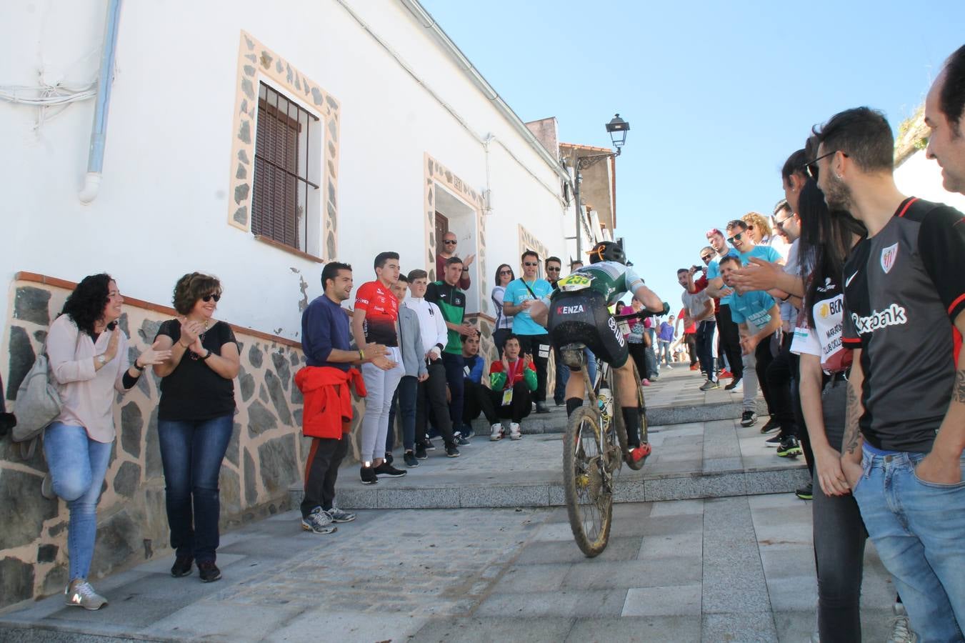 Sensacional jornada en torno al deporte del ciclismo la vivida este domingo, 10 de marzo, en Jerez de los Caballeros con la celebración del VII Maratón templario organizado por el Club ciclista de esta ciudad, con el que se ha dado continuidad a un Open de España de Maratón, que arrancó hace un mes con la VI Vuelta a Córdoba BTT.Miguel Muñoz y Lara Lois, acudían como líderes en la categoría élite tras ser los mejores en la primera cita y en esta prueba, han finalizado cuarto y primera de la general, respectivamente. José Márquez Granado (Quillo Márquez) ha sido el vencedor de la Maratón con un recorrido de 83 kilómetros por el bello entorno de dehesas de Jerez y la comarcar suroeste de Extremadura y con más de 2.000 metros de desnivel acumulado; seguido de Alejandro Díaz de la Peña y José Luis Carrasco Gámez. Agnieta Francke ha sido segunda de la general. En cuanto a los locales, Rafael García Barragán ha sido el primer jerezano de la Maratón en llegar a meta seguido de Ramón Pérez Guerrero y José Ángel González Pérez.El vencedor de la Ruta cicloturista, de 50 kilómetros, ha sido Alberto Cuevas Sánchez, seguido de Antonio Linares Paredes y Pablo Alpiste Quijada.