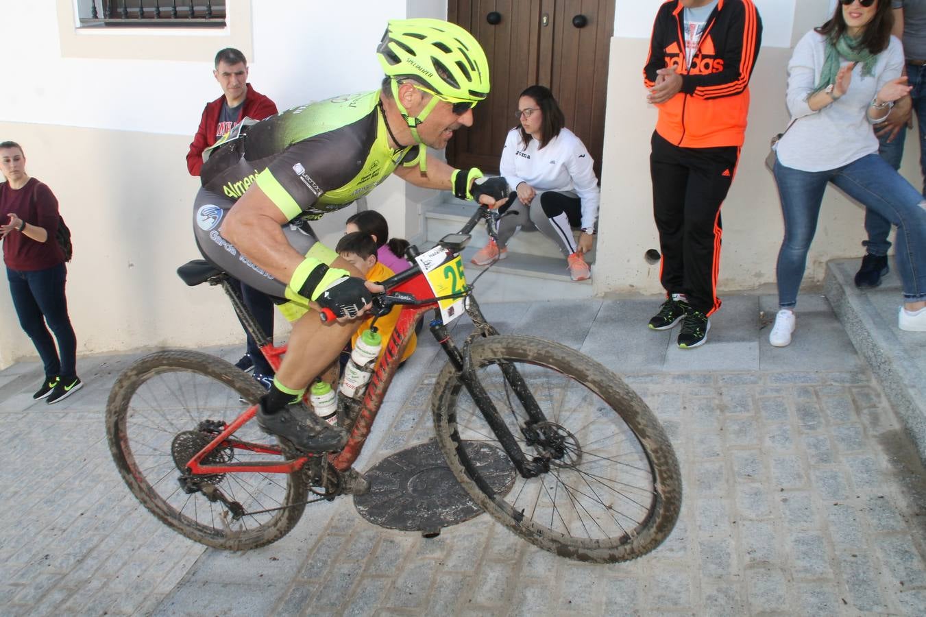 Sensacional jornada en torno al deporte del ciclismo la vivida este domingo, 10 de marzo, en Jerez de los Caballeros con la celebración del VII Maratón templario organizado por el Club ciclista de esta ciudad, con el que se ha dado continuidad a un Open de España de Maratón, que arrancó hace un mes con la VI Vuelta a Córdoba BTT.Miguel Muñoz y Lara Lois, acudían como líderes en la categoría élite tras ser los mejores en la primera cita y en esta prueba, han finalizado cuarto y primera de la general, respectivamente. José Márquez Granado (Quillo Márquez) ha sido el vencedor de la Maratón con un recorrido de 83 kilómetros por el bello entorno de dehesas de Jerez y la comarcar suroeste de Extremadura y con más de 2.000 metros de desnivel acumulado; seguido de Alejandro Díaz de la Peña y José Luis Carrasco Gámez. Agnieta Francke ha sido segunda de la general. En cuanto a los locales, Rafael García Barragán ha sido el primer jerezano de la Maratón en llegar a meta seguido de Ramón Pérez Guerrero y José Ángel González Pérez.El vencedor de la Ruta cicloturista, de 50 kilómetros, ha sido Alberto Cuevas Sánchez, seguido de Antonio Linares Paredes y Pablo Alpiste Quijada.