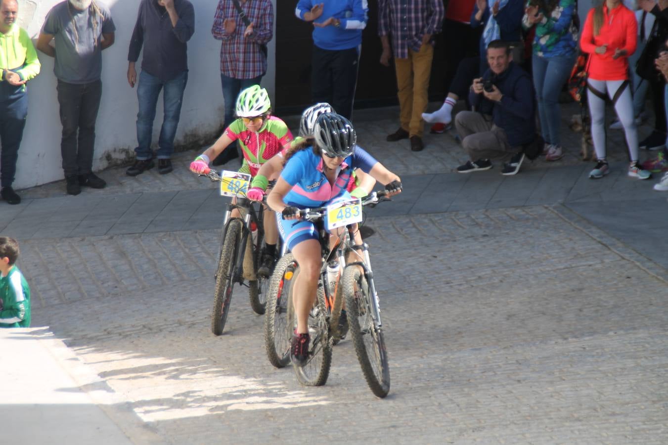Sensacional jornada en torno al deporte del ciclismo la vivida este domingo, 10 de marzo, en Jerez de los Caballeros con la celebración del VII Maratón templario organizado por el Club ciclista de esta ciudad, con el que se ha dado continuidad a un Open de España de Maratón, que arrancó hace un mes con la VI Vuelta a Córdoba BTT.Miguel Muñoz y Lara Lois, acudían como líderes en la categoría élite tras ser los mejores en la primera cita y en esta prueba, han finalizado cuarto y primera de la general, respectivamente. José Márquez Granado (Quillo Márquez) ha sido el vencedor de la Maratón con un recorrido de 83 kilómetros por el bello entorno de dehesas de Jerez y la comarcar suroeste de Extremadura y con más de 2.000 metros de desnivel acumulado; seguido de Alejandro Díaz de la Peña y José Luis Carrasco Gámez. Agnieta Francke ha sido segunda de la general. En cuanto a los locales, Rafael García Barragán ha sido el primer jerezano de la Maratón en llegar a meta seguido de Ramón Pérez Guerrero y José Ángel González Pérez.El vencedor de la Ruta cicloturista, de 50 kilómetros, ha sido Alberto Cuevas Sánchez, seguido de Antonio Linares Paredes y Pablo Alpiste Quijada.