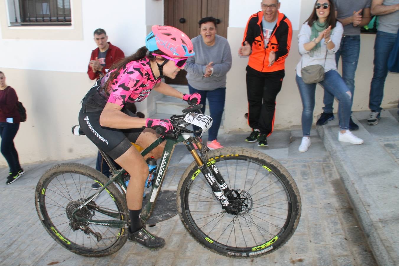 Sensacional jornada en torno al deporte del ciclismo la vivida este domingo, 10 de marzo, en Jerez de los Caballeros con la celebración del VII Maratón templario organizado por el Club ciclista de esta ciudad, con el que se ha dado continuidad a un Open de España de Maratón, que arrancó hace un mes con la VI Vuelta a Córdoba BTT.Miguel Muñoz y Lara Lois, acudían como líderes en la categoría élite tras ser los mejores en la primera cita y en esta prueba, han finalizado cuarto y primera de la general, respectivamente. José Márquez Granado (Quillo Márquez) ha sido el vencedor de la Maratón con un recorrido de 83 kilómetros por el bello entorno de dehesas de Jerez y la comarcar suroeste de Extremadura y con más de 2.000 metros de desnivel acumulado; seguido de Alejandro Díaz de la Peña y José Luis Carrasco Gámez. Agnieta Francke ha sido segunda de la general. En cuanto a los locales, Rafael García Barragán ha sido el primer jerezano de la Maratón en llegar a meta seguido de Ramón Pérez Guerrero y José Ángel González Pérez.El vencedor de la Ruta cicloturista, de 50 kilómetros, ha sido Alberto Cuevas Sánchez, seguido de Antonio Linares Paredes y Pablo Alpiste Quijada.