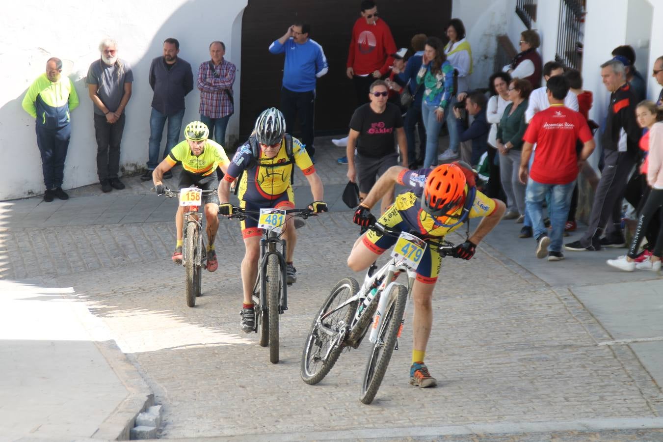 Sensacional jornada en torno al deporte del ciclismo la vivida este domingo, 10 de marzo, en Jerez de los Caballeros con la celebración del VII Maratón templario organizado por el Club ciclista de esta ciudad, con el que se ha dado continuidad a un Open de España de Maratón, que arrancó hace un mes con la VI Vuelta a Córdoba BTT.Miguel Muñoz y Lara Lois, acudían como líderes en la categoría élite tras ser los mejores en la primera cita y en esta prueba, han finalizado cuarto y primera de la general, respectivamente. José Márquez Granado (Quillo Márquez) ha sido el vencedor de la Maratón con un recorrido de 83 kilómetros por el bello entorno de dehesas de Jerez y la comarcar suroeste de Extremadura y con más de 2.000 metros de desnivel acumulado; seguido de Alejandro Díaz de la Peña y José Luis Carrasco Gámez. Agnieta Francke ha sido segunda de la general. En cuanto a los locales, Rafael García Barragán ha sido el primer jerezano de la Maratón en llegar a meta seguido de Ramón Pérez Guerrero y José Ángel González Pérez.El vencedor de la Ruta cicloturista, de 50 kilómetros, ha sido Alberto Cuevas Sánchez, seguido de Antonio Linares Paredes y Pablo Alpiste Quijada.