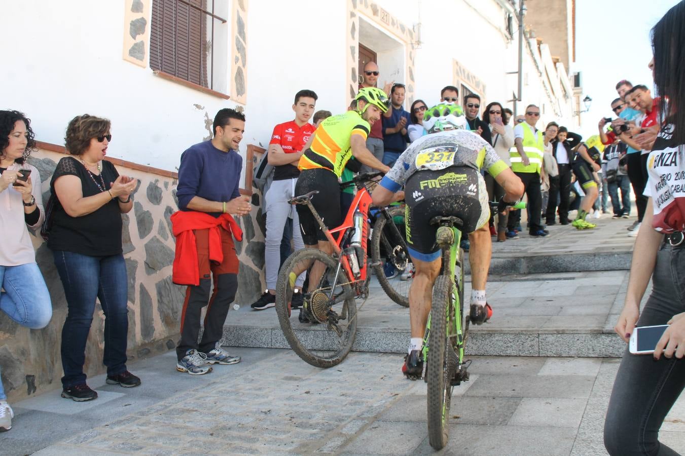 Sensacional jornada en torno al deporte del ciclismo la vivida este domingo, 10 de marzo, en Jerez de los Caballeros con la celebración del VII Maratón templario organizado por el Club ciclista de esta ciudad, con el que se ha dado continuidad a un Open de España de Maratón, que arrancó hace un mes con la VI Vuelta a Córdoba BTT.Miguel Muñoz y Lara Lois, acudían como líderes en la categoría élite tras ser los mejores en la primera cita y en esta prueba, han finalizado cuarto y primera de la general, respectivamente. José Márquez Granado (Quillo Márquez) ha sido el vencedor de la Maratón con un recorrido de 83 kilómetros por el bello entorno de dehesas de Jerez y la comarcar suroeste de Extremadura y con más de 2.000 metros de desnivel acumulado; seguido de Alejandro Díaz de la Peña y José Luis Carrasco Gámez. Agnieta Francke ha sido segunda de la general. En cuanto a los locales, Rafael García Barragán ha sido el primer jerezano de la Maratón en llegar a meta seguido de Ramón Pérez Guerrero y José Ángel González Pérez.El vencedor de la Ruta cicloturista, de 50 kilómetros, ha sido Alberto Cuevas Sánchez, seguido de Antonio Linares Paredes y Pablo Alpiste Quijada.