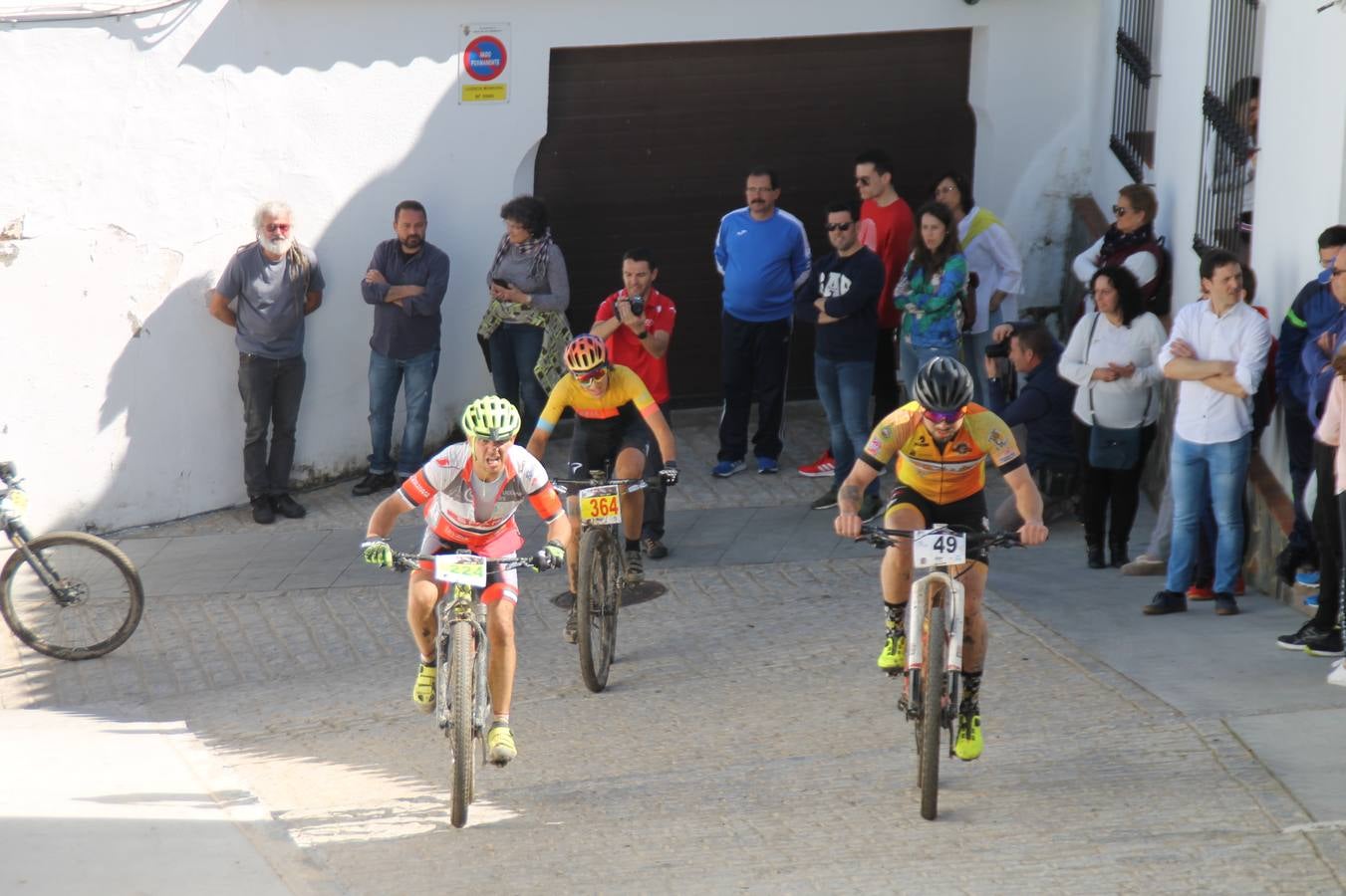 Sensacional jornada en torno al deporte del ciclismo la vivida este domingo, 10 de marzo, en Jerez de los Caballeros con la celebración del VII Maratón templario organizado por el Club ciclista de esta ciudad, con el que se ha dado continuidad a un Open de España de Maratón, que arrancó hace un mes con la VI Vuelta a Córdoba BTT.Miguel Muñoz y Lara Lois, acudían como líderes en la categoría élite tras ser los mejores en la primera cita y en esta prueba, han finalizado cuarto y primera de la general, respectivamente. José Márquez Granado (Quillo Márquez) ha sido el vencedor de la Maratón con un recorrido de 83 kilómetros por el bello entorno de dehesas de Jerez y la comarcar suroeste de Extremadura y con más de 2.000 metros de desnivel acumulado; seguido de Alejandro Díaz de la Peña y José Luis Carrasco Gámez. Agnieta Francke ha sido segunda de la general. En cuanto a los locales, Rafael García Barragán ha sido el primer jerezano de la Maratón en llegar a meta seguido de Ramón Pérez Guerrero y José Ángel González Pérez.El vencedor de la Ruta cicloturista, de 50 kilómetros, ha sido Alberto Cuevas Sánchez, seguido de Antonio Linares Paredes y Pablo Alpiste Quijada.