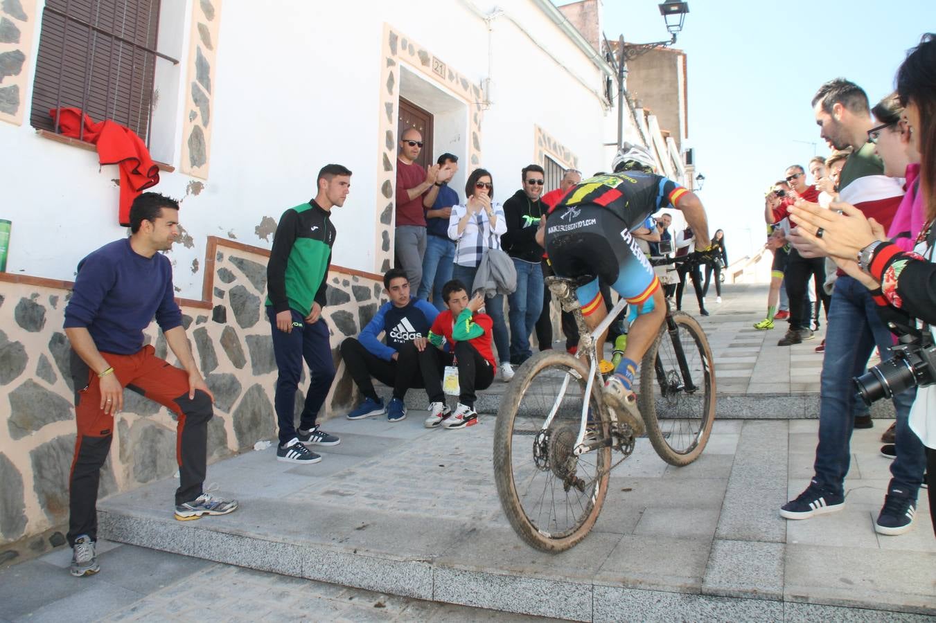 Sensacional jornada en torno al deporte del ciclismo la vivida este domingo, 10 de marzo, en Jerez de los Caballeros con la celebración del VII Maratón templario organizado por el Club ciclista de esta ciudad, con el que se ha dado continuidad a un Open de España de Maratón, que arrancó hace un mes con la VI Vuelta a Córdoba BTT.Miguel Muñoz y Lara Lois, acudían como líderes en la categoría élite tras ser los mejores en la primera cita y en esta prueba, han finalizado cuarto y primera de la general, respectivamente. José Márquez Granado (Quillo Márquez) ha sido el vencedor de la Maratón con un recorrido de 83 kilómetros por el bello entorno de dehesas de Jerez y la comarcar suroeste de Extremadura y con más de 2.000 metros de desnivel acumulado; seguido de Alejandro Díaz de la Peña y José Luis Carrasco Gámez. Agnieta Francke ha sido segunda de la general. En cuanto a los locales, Rafael García Barragán ha sido el primer jerezano de la Maratón en llegar a meta seguido de Ramón Pérez Guerrero y José Ángel González Pérez.El vencedor de la Ruta cicloturista, de 50 kilómetros, ha sido Alberto Cuevas Sánchez, seguido de Antonio Linares Paredes y Pablo Alpiste Quijada.