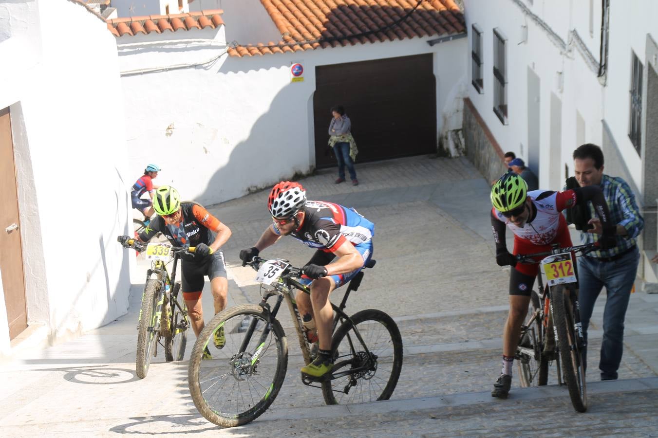 Sensacional jornada en torno al deporte del ciclismo la vivida este domingo, 10 de marzo, en Jerez de los Caballeros con la celebración del VII Maratón templario organizado por el Club ciclista de esta ciudad, con el que se ha dado continuidad a un Open de España de Maratón, que arrancó hace un mes con la VI Vuelta a Córdoba BTT.Miguel Muñoz y Lara Lois, acudían como líderes en la categoría élite tras ser los mejores en la primera cita y en esta prueba, han finalizado cuarto y primera de la general, respectivamente. José Márquez Granado (Quillo Márquez) ha sido el vencedor de la Maratón con un recorrido de 83 kilómetros por el bello entorno de dehesas de Jerez y la comarcar suroeste de Extremadura y con más de 2.000 metros de desnivel acumulado; seguido de Alejandro Díaz de la Peña y José Luis Carrasco Gámez. Agnieta Francke ha sido segunda de la general. En cuanto a los locales, Rafael García Barragán ha sido el primer jerezano de la Maratón en llegar a meta seguido de Ramón Pérez Guerrero y José Ángel González Pérez.El vencedor de la Ruta cicloturista, de 50 kilómetros, ha sido Alberto Cuevas Sánchez, seguido de Antonio Linares Paredes y Pablo Alpiste Quijada.