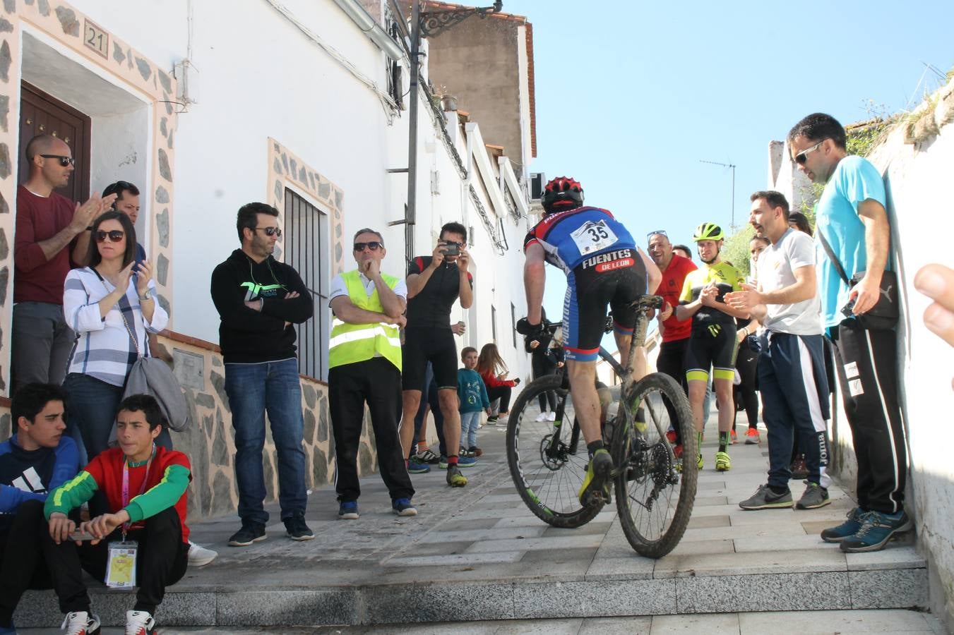 Sensacional jornada en torno al deporte del ciclismo la vivida este domingo, 10 de marzo, en Jerez de los Caballeros con la celebración del VII Maratón templario organizado por el Club ciclista de esta ciudad, con el que se ha dado continuidad a un Open de España de Maratón, que arrancó hace un mes con la VI Vuelta a Córdoba BTT.Miguel Muñoz y Lara Lois, acudían como líderes en la categoría élite tras ser los mejores en la primera cita y en esta prueba, han finalizado cuarto y primera de la general, respectivamente. José Márquez Granado (Quillo Márquez) ha sido el vencedor de la Maratón con un recorrido de 83 kilómetros por el bello entorno de dehesas de Jerez y la comarcar suroeste de Extremadura y con más de 2.000 metros de desnivel acumulado; seguido de Alejandro Díaz de la Peña y José Luis Carrasco Gámez. Agnieta Francke ha sido segunda de la general. En cuanto a los locales, Rafael García Barragán ha sido el primer jerezano de la Maratón en llegar a meta seguido de Ramón Pérez Guerrero y José Ángel González Pérez.El vencedor de la Ruta cicloturista, de 50 kilómetros, ha sido Alberto Cuevas Sánchez, seguido de Antonio Linares Paredes y Pablo Alpiste Quijada.