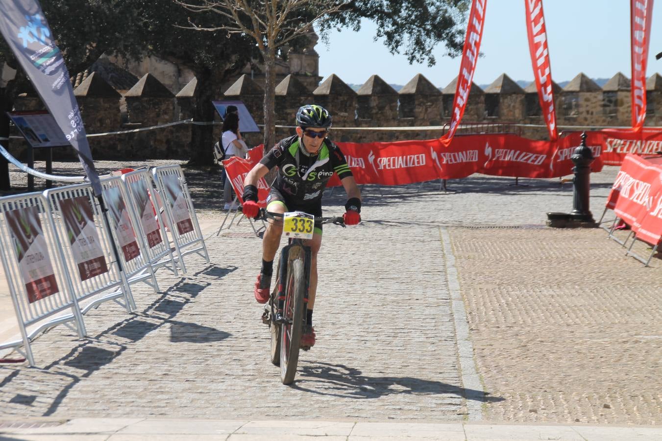 Sensacional jornada en torno al deporte del ciclismo la vivida este domingo, 10 de marzo, en Jerez de los Caballeros con la celebración del VII Maratón templario organizado por el Club ciclista de esta ciudad, con el que se ha dado continuidad a un Open de España de Maratón, que arrancó hace un mes con la VI Vuelta a Córdoba BTT.Miguel Muñoz y Lara Lois, acudían como líderes en la categoría élite tras ser los mejores en la primera cita y en esta prueba, han finalizado cuarto y primera de la general, respectivamente. José Márquez Granado (Quillo Márquez) ha sido el vencedor de la Maratón con un recorrido de 83 kilómetros por el bello entorno de dehesas de Jerez y la comarcar suroeste de Extremadura y con más de 2.000 metros de desnivel acumulado; seguido de Alejandro Díaz de la Peña y José Luis Carrasco Gámez. Agnieta Francke ha sido segunda de la general. En cuanto a los locales, Rafael García Barragán ha sido el primer jerezano de la Maratón en llegar a meta seguido de Ramón Pérez Guerrero y José Ángel González Pérez.El vencedor de la Ruta cicloturista, de 50 kilómetros, ha sido Alberto Cuevas Sánchez, seguido de Antonio Linares Paredes y Pablo Alpiste Quijada.