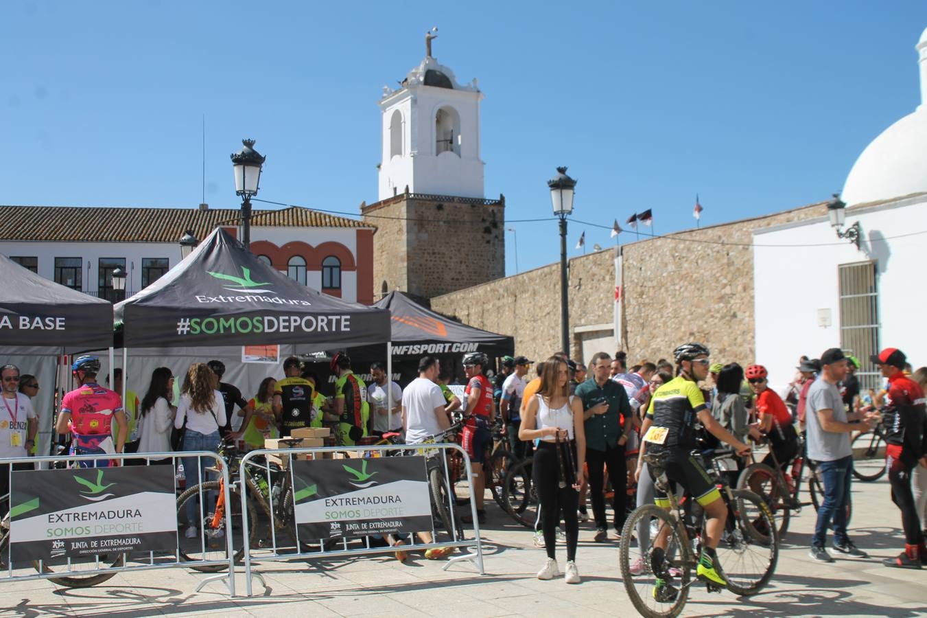 Sensacional jornada en torno al deporte del ciclismo la vivida este domingo, 10 de marzo, en Jerez de los Caballeros con la celebración del VII Maratón templario organizado por el Club ciclista de esta ciudad, con el que se ha dado continuidad a un Open de España de Maratón, que arrancó hace un mes con la VI Vuelta a Córdoba BTT.Miguel Muñoz y Lara Lois, acudían como líderes en la categoría élite tras ser los mejores en la primera cita y en esta prueba, han finalizado cuarto y primera de la general, respectivamente. José Márquez Granado (Quillo Márquez) ha sido el vencedor de la Maratón con un recorrido de 83 kilómetros por el bello entorno de dehesas de Jerez y la comarcar suroeste de Extremadura y con más de 2.000 metros de desnivel acumulado; seguido de Alejandro Díaz de la Peña y José Luis Carrasco Gámez. Agnieta Francke ha sido segunda de la general. En cuanto a los locales, Rafael García Barragán ha sido el primer jerezano de la Maratón en llegar a meta seguido de Ramón Pérez Guerrero y José Ángel González Pérez.El vencedor de la Ruta cicloturista, de 50 kilómetros, ha sido Alberto Cuevas Sánchez, seguido de Antonio Linares Paredes y Pablo Alpiste Quijada.