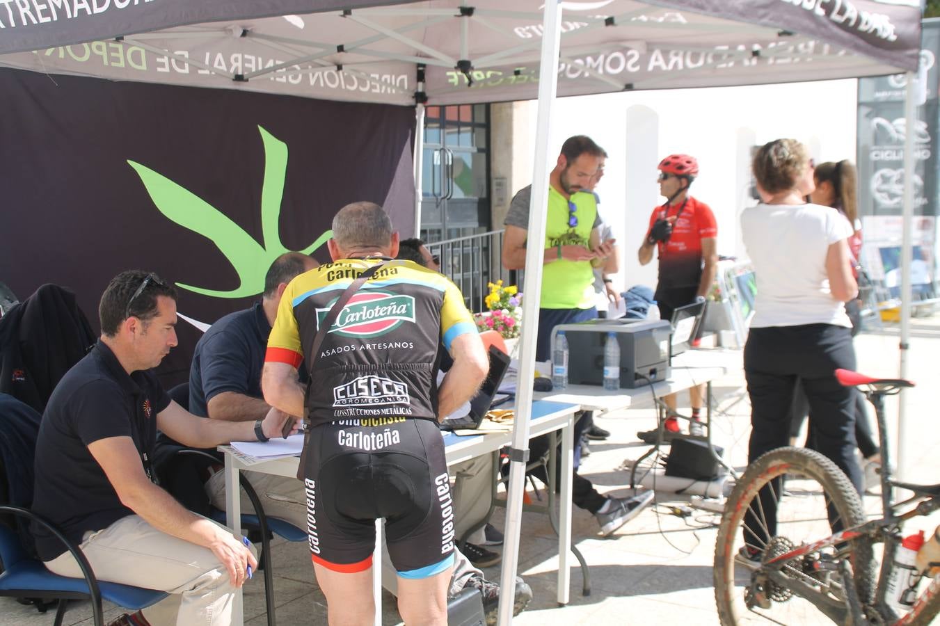 Sensacional jornada en torno al deporte del ciclismo la vivida este domingo, 10 de marzo, en Jerez de los Caballeros con la celebración del VII Maratón templario organizado por el Club ciclista de esta ciudad, con el que se ha dado continuidad a un Open de España de Maratón, que arrancó hace un mes con la VI Vuelta a Córdoba BTT.Miguel Muñoz y Lara Lois, acudían como líderes en la categoría élite tras ser los mejores en la primera cita y en esta prueba, han finalizado cuarto y primera de la general, respectivamente. José Márquez Granado (Quillo Márquez) ha sido el vencedor de la Maratón con un recorrido de 83 kilómetros por el bello entorno de dehesas de Jerez y la comarcar suroeste de Extremadura y con más de 2.000 metros de desnivel acumulado; seguido de Alejandro Díaz de la Peña y José Luis Carrasco Gámez. Agnieta Francke ha sido segunda de la general. En cuanto a los locales, Rafael García Barragán ha sido el primer jerezano de la Maratón en llegar a meta seguido de Ramón Pérez Guerrero y José Ángel González Pérez.El vencedor de la Ruta cicloturista, de 50 kilómetros, ha sido Alberto Cuevas Sánchez, seguido de Antonio Linares Paredes y Pablo Alpiste Quijada.