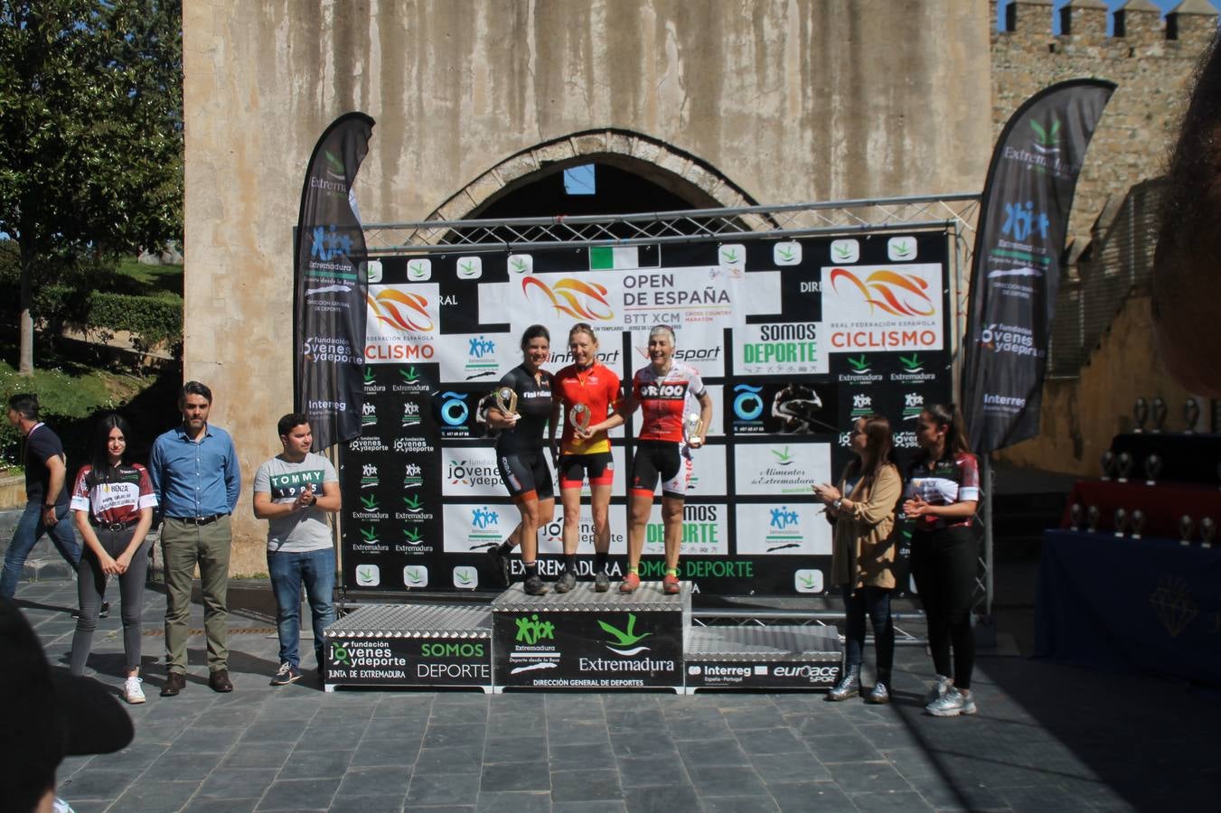 Sensacional jornada en torno al deporte del ciclismo la vivida este domingo, 10 de marzo, en Jerez de los Caballeros con la celebración del VII Maratón templario organizado por el Club ciclista de esta ciudad, con el que se ha dado continuidad a un Open de España de Maratón, que arrancó hace un mes con la VI Vuelta a Córdoba BTT.Miguel Muñoz y Lara Lois, acudían como líderes en la categoría élite tras ser los mejores en la primera cita y en esta prueba, han finalizado cuarto y primera de la general, respectivamente. José Márquez Granado (Quillo Márquez) ha sido el vencedor de la Maratón con un recorrido de 83 kilómetros por el bello entorno de dehesas de Jerez y la comarcar suroeste de Extremadura y con más de 2.000 metros de desnivel acumulado; seguido de Alejandro Díaz de la Peña y José Luis Carrasco Gámez. Agnieta Francke ha sido segunda de la general. En cuanto a los locales, Rafael García Barragán ha sido el primer jerezano de la Maratón en llegar a meta seguido de Ramón Pérez Guerrero y José Ángel González Pérez.El vencedor de la Ruta cicloturista, de 50 kilómetros, ha sido Alberto Cuevas Sánchez, seguido de Antonio Linares Paredes y Pablo Alpiste Quijada.