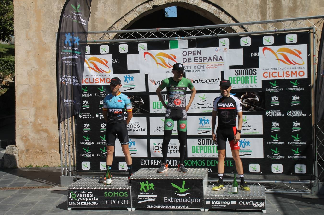 Sensacional jornada en torno al deporte del ciclismo la vivida este domingo, 10 de marzo, en Jerez de los Caballeros con la celebración del VII Maratón templario organizado por el Club ciclista de esta ciudad, con el que se ha dado continuidad a un Open de España de Maratón, que arrancó hace un mes con la VI Vuelta a Córdoba BTT.Miguel Muñoz y Lara Lois, acudían como líderes en la categoría élite tras ser los mejores en la primera cita y en esta prueba, han finalizado cuarto y primera de la general, respectivamente. José Márquez Granado (Quillo Márquez) ha sido el vencedor de la Maratón con un recorrido de 83 kilómetros por el bello entorno de dehesas de Jerez y la comarcar suroeste de Extremadura y con más de 2.000 metros de desnivel acumulado; seguido de Alejandro Díaz de la Peña y José Luis Carrasco Gámez. Agnieta Francke ha sido segunda de la general. En cuanto a los locales, Rafael García Barragán ha sido el primer jerezano de la Maratón en llegar a meta seguido de Ramón Pérez Guerrero y José Ángel González Pérez.El vencedor de la Ruta cicloturista, de 50 kilómetros, ha sido Alberto Cuevas Sánchez, seguido de Antonio Linares Paredes y Pablo Alpiste Quijada.