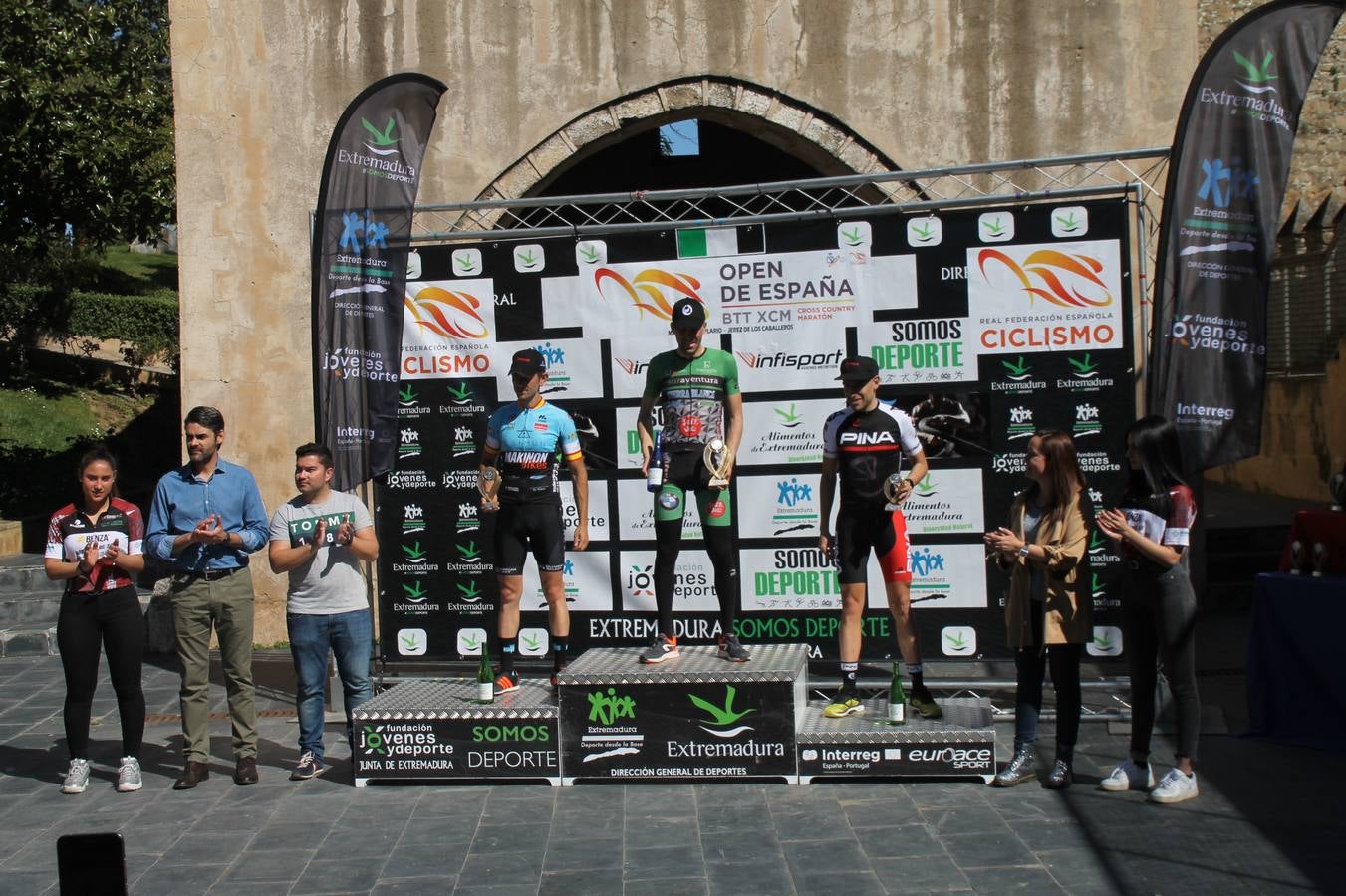 Sensacional jornada en torno al deporte del ciclismo la vivida este domingo, 10 de marzo, en Jerez de los Caballeros con la celebración del VII Maratón templario organizado por el Club ciclista de esta ciudad, con el que se ha dado continuidad a un Open de España de Maratón, que arrancó hace un mes con la VI Vuelta a Córdoba BTT.Miguel Muñoz y Lara Lois, acudían como líderes en la categoría élite tras ser los mejores en la primera cita y en esta prueba, han finalizado cuarto y primera de la general, respectivamente. José Márquez Granado (Quillo Márquez) ha sido el vencedor de la Maratón con un recorrido de 83 kilómetros por el bello entorno de dehesas de Jerez y la comarcar suroeste de Extremadura y con más de 2.000 metros de desnivel acumulado; seguido de Alejandro Díaz de la Peña y José Luis Carrasco Gámez. Agnieta Francke ha sido segunda de la general. En cuanto a los locales, Rafael García Barragán ha sido el primer jerezano de la Maratón en llegar a meta seguido de Ramón Pérez Guerrero y José Ángel González Pérez.El vencedor de la Ruta cicloturista, de 50 kilómetros, ha sido Alberto Cuevas Sánchez, seguido de Antonio Linares Paredes y Pablo Alpiste Quijada.
