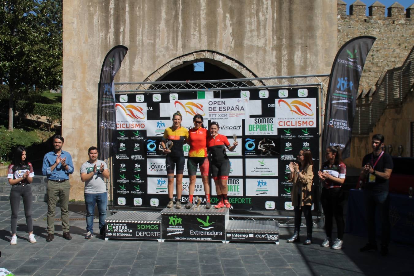 Sensacional jornada en torno al deporte del ciclismo la vivida este domingo, 10 de marzo, en Jerez de los Caballeros con la celebración del VII Maratón templario organizado por el Club ciclista de esta ciudad, con el que se ha dado continuidad a un Open de España de Maratón, que arrancó hace un mes con la VI Vuelta a Córdoba BTT.Miguel Muñoz y Lara Lois, acudían como líderes en la categoría élite tras ser los mejores en la primera cita y en esta prueba, han finalizado cuarto y primera de la general, respectivamente. José Márquez Granado (Quillo Márquez) ha sido el vencedor de la Maratón con un recorrido de 83 kilómetros por el bello entorno de dehesas de Jerez y la comarcar suroeste de Extremadura y con más de 2.000 metros de desnivel acumulado; seguido de Alejandro Díaz de la Peña y José Luis Carrasco Gámez. Agnieta Francke ha sido segunda de la general. En cuanto a los locales, Rafael García Barragán ha sido el primer jerezano de la Maratón en llegar a meta seguido de Ramón Pérez Guerrero y José Ángel González Pérez.El vencedor de la Ruta cicloturista, de 50 kilómetros, ha sido Alberto Cuevas Sánchez, seguido de Antonio Linares Paredes y Pablo Alpiste Quijada.