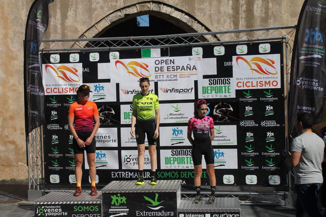 Sensacional jornada en torno al deporte del ciclismo la vivida este domingo, 10 de marzo, en Jerez de los Caballeros con la celebración del VII Maratón templario organizado por el Club ciclista de esta ciudad, con el que se ha dado continuidad a un Open de España de Maratón, que arrancó hace un mes con la VI Vuelta a Córdoba BTT.Miguel Muñoz y Lara Lois, acudían como líderes en la categoría élite tras ser los mejores en la primera cita y en esta prueba, han finalizado cuarto y primera de la general, respectivamente. José Márquez Granado (Quillo Márquez) ha sido el vencedor de la Maratón con un recorrido de 83 kilómetros por el bello entorno de dehesas de Jerez y la comarcar suroeste de Extremadura y con más de 2.000 metros de desnivel acumulado; seguido de Alejandro Díaz de la Peña y José Luis Carrasco Gámez. Agnieta Francke ha sido segunda de la general. En cuanto a los locales, Rafael García Barragán ha sido el primer jerezano de la Maratón en llegar a meta seguido de Ramón Pérez Guerrero y José Ángel González Pérez.El vencedor de la Ruta cicloturista, de 50 kilómetros, ha sido Alberto Cuevas Sánchez, seguido de Antonio Linares Paredes y Pablo Alpiste Quijada.