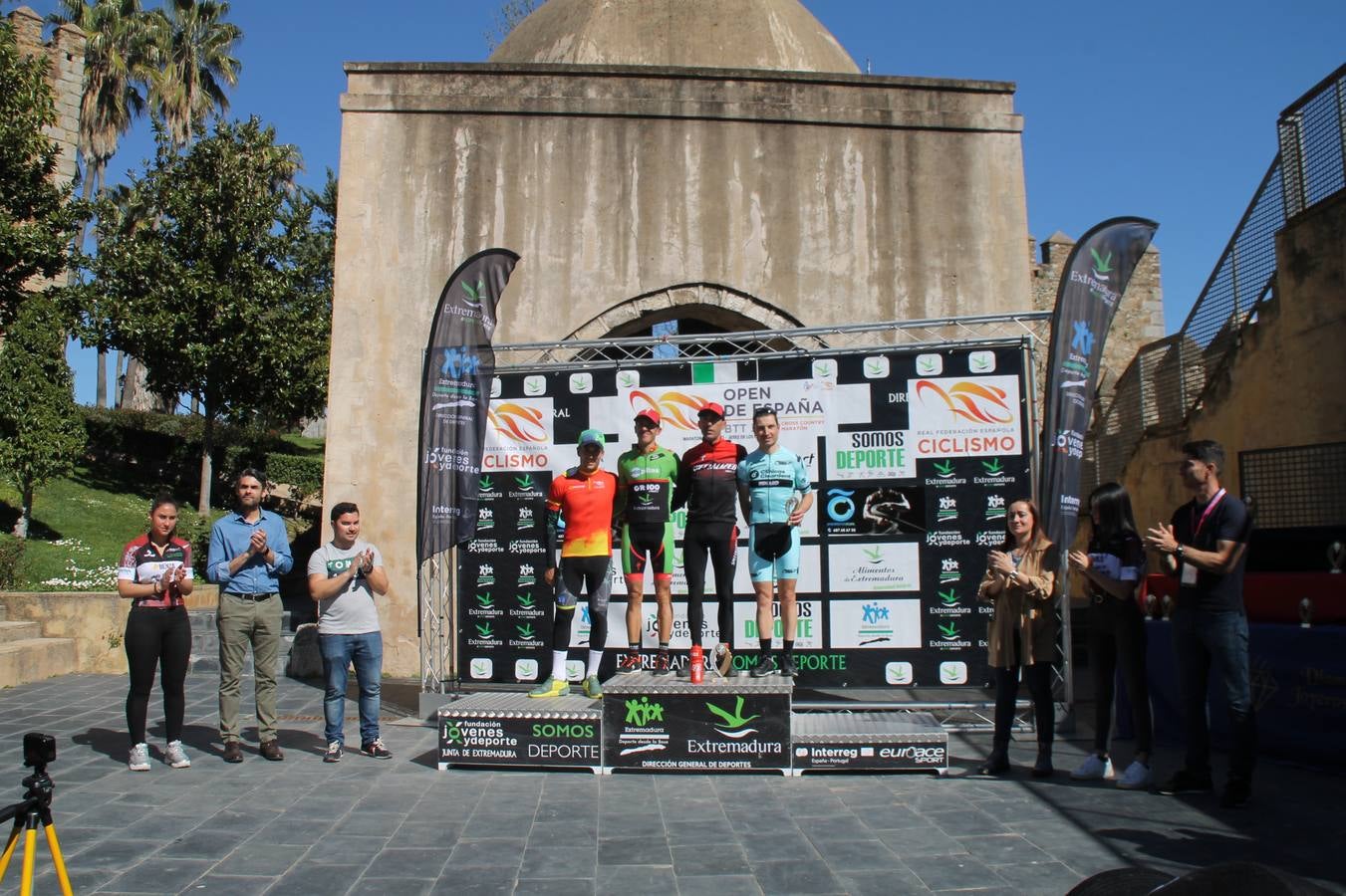 Sensacional jornada en torno al deporte del ciclismo la vivida este domingo, 10 de marzo, en Jerez de los Caballeros con la celebración del VII Maratón templario organizado por el Club ciclista de esta ciudad, con el que se ha dado continuidad a un Open de España de Maratón, que arrancó hace un mes con la VI Vuelta a Córdoba BTT.Miguel Muñoz y Lara Lois, acudían como líderes en la categoría élite tras ser los mejores en la primera cita y en esta prueba, han finalizado cuarto y primera de la general, respectivamente. José Márquez Granado (Quillo Márquez) ha sido el vencedor de la Maratón con un recorrido de 83 kilómetros por el bello entorno de dehesas de Jerez y la comarcar suroeste de Extremadura y con más de 2.000 metros de desnivel acumulado; seguido de Alejandro Díaz de la Peña y José Luis Carrasco Gámez. Agnieta Francke ha sido segunda de la general. En cuanto a los locales, Rafael García Barragán ha sido el primer jerezano de la Maratón en llegar a meta seguido de Ramón Pérez Guerrero y José Ángel González Pérez.El vencedor de la Ruta cicloturista, de 50 kilómetros, ha sido Alberto Cuevas Sánchez, seguido de Antonio Linares Paredes y Pablo Alpiste Quijada.