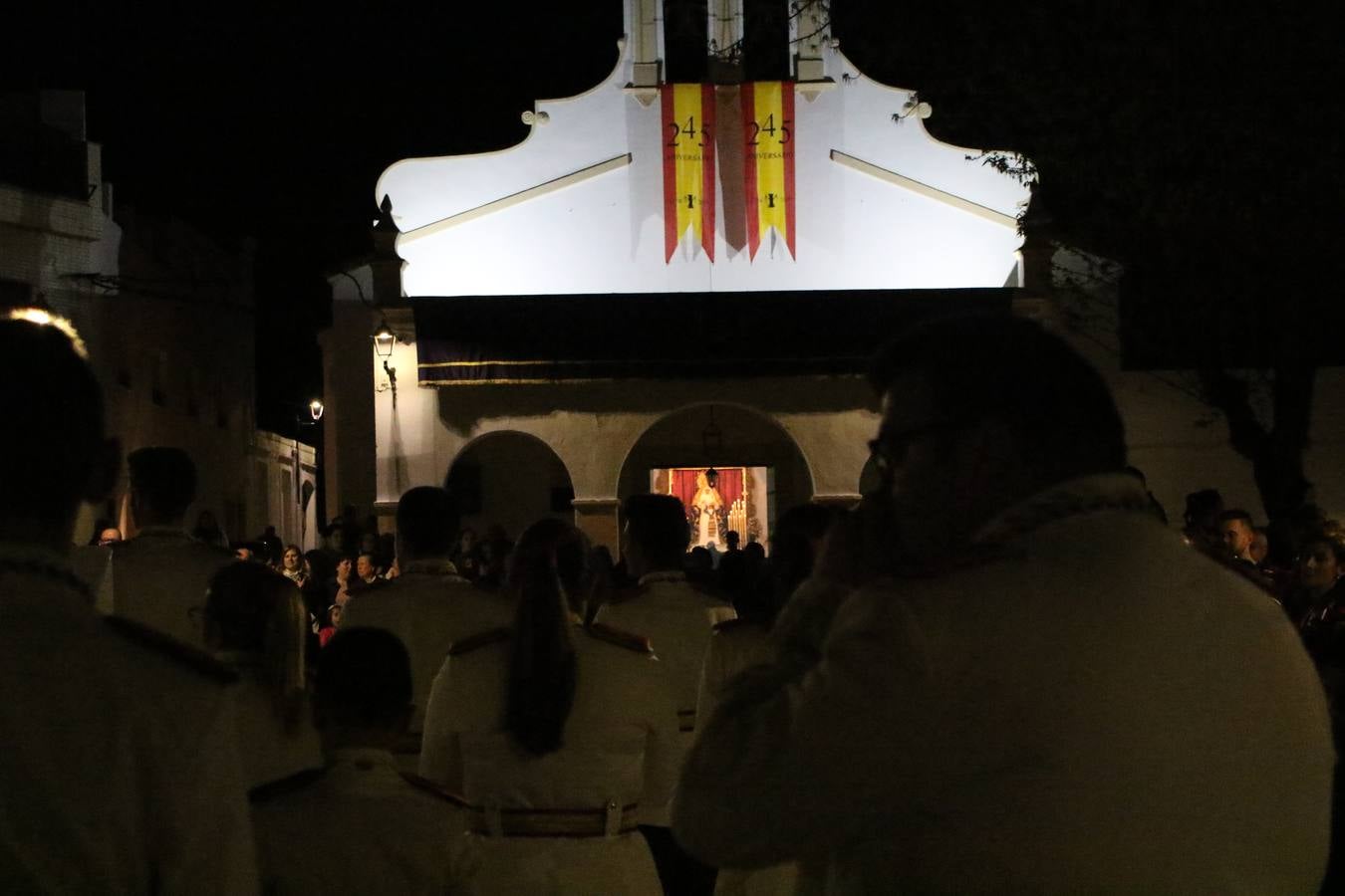 La Banda de Cornetas y Tambores 'Nuestra Señora del Rosario' (Los Catalinos) de Jerez de los Caballeros ofreció, ayer, un concierto en el Llano de los Mártires. La cita se enmarca en los actos organizados por la Pontificia y Real Cofradía del Señor Coronado de Espinas, Santísimo Cristo de la Flagelación y María Santísima de la Amargura con motivo del 245 aniversario de su fundación.