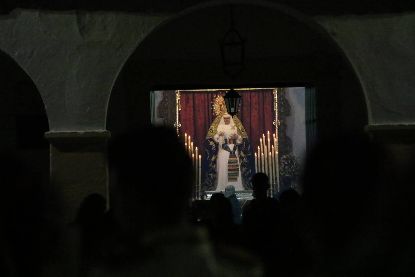 La Banda de Cornetas y Tambores 'Nuestra Señora del Rosario' (Los Catalinos) de Jerez de los Caballeros ofreció, ayer, un concierto en el Llano de los Mártires. La cita se enmarca en los actos organizados por la Pontificia y Real Cofradía del Señor Coronado de Espinas, Santísimo Cristo de la Flagelación y María Santísima de la Amargura con motivo del 245 aniversario de su fundación.