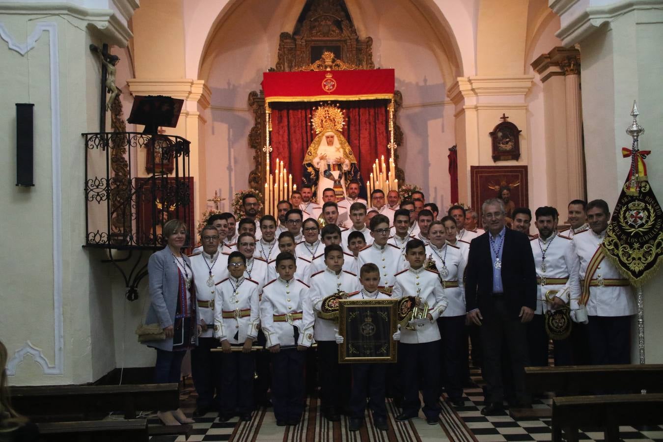 La Banda de Cornetas y Tambores 'Nuestra Señora del Rosario' (Los Catalinos) de Jerez de los Caballeros ofreció, ayer, un concierto en el Llano de los Mártires. La cita se enmarca en los actos organizados por la Pontificia y Real Cofradía del Señor Coronado de Espinas, Santísimo Cristo de la Flagelación y María Santísima de la Amargura con motivo del 245 aniversario de su fundación.