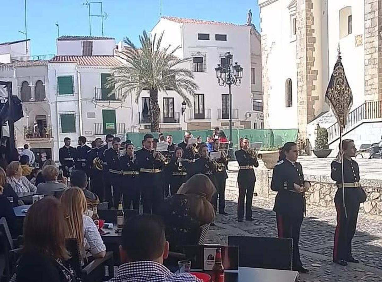 La fortaleza templaria de Jerez de los Caballeros acogió una nueeva edición del Certamen de Bandas Sones de Jesús, organizado por la Agrupación Musical Nuestro Padre Jesús Nazareno, con un carácter especial en este año 2019 en el que celebra el 30º aniversario de su creación.Hubo palabras de agradecimiento y aplausos para todas las bandas participantes:La Agrupación Musical Santa Ana, de Valle de Santa Ana; la Agrupación Musical 'Maestro Sousa' de la OJE de Jerez de los Caballeros, la Banda de Cornetas y Tambores 'Nuestra Señora del Rosario, de esta misma ciudad; la Agrupación Musical de Oliva de Mérida; La Banda de Cornetas y Tambores 'Nuestro Padre Jesús Nazareno' de Zafra, la Banda de Cornetas y Tambores 'Estrella' de Los Santos de Maimona, la Banda de Cornetas y Tambores 'Virgen del Pilar' de Villafranca de los Barros, la Banda de Cornetas y Tambores 'Resucitado' de Badajoz y la propia Agrupación Musical Nuestro Padre Jesús Nazareno de Jerez de los Caballeros, anfitriona de esta cita. Y también para colaboradores: empresas, Ayuntamiento, La Trouppe. Pese al calor de la jornada, el público disfrutó de este evento que tuvo como protagonista a los sonidos de la Semana Santa y tuvo además un fin benéfico.