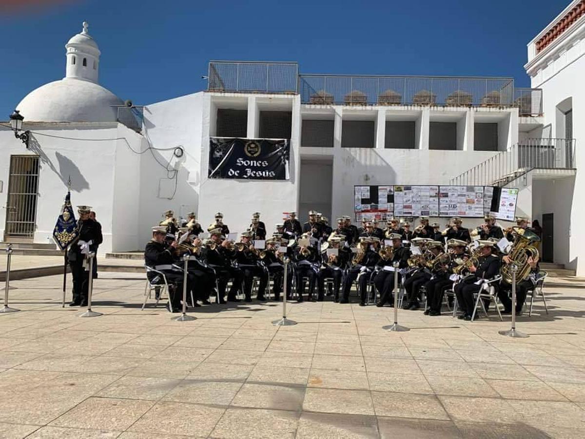 La fortaleza templaria de Jerez de los Caballeros acogió una nueeva edición del Certamen de Bandas Sones de Jesús, organizado por la Agrupación Musical Nuestro Padre Jesús Nazareno, con un carácter especial en este año 2019 en el que celebra el 30º aniversario de su creación.Hubo palabras de agradecimiento y aplausos para todas las bandas participantes:La Agrupación Musical Santa Ana, de Valle de Santa Ana; la Agrupación Musical 'Maestro Sousa' de la OJE de Jerez de los Caballeros, la Banda de Cornetas y Tambores 'Nuestra Señora del Rosario, de esta misma ciudad; la Agrupación Musical de Oliva de Mérida; La Banda de Cornetas y Tambores 'Nuestro Padre Jesús Nazareno' de Zafra, la Banda de Cornetas y Tambores 'Estrella' de Los Santos de Maimona, la Banda de Cornetas y Tambores 'Virgen del Pilar' de Villafranca de los Barros, la Banda de Cornetas y Tambores 'Resucitado' de Badajoz y la propia Agrupación Musical Nuestro Padre Jesús Nazareno de Jerez de los Caballeros, anfitriona de esta cita. Y también para colaboradores: empresas, Ayuntamiento, La Trouppe. Pese al calor de la jornada, el público disfrutó de este evento que tuvo como protagonista a los sonidos de la Semana Santa y tuvo además un fin benéfico.