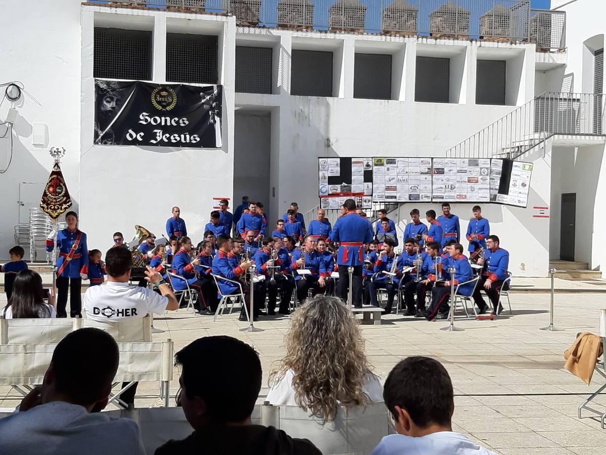 La fortaleza templaria de Jerez de los Caballeros acogió una nueeva edición del Certamen de Bandas Sones de Jesús, organizado por la Agrupación Musical Nuestro Padre Jesús Nazareno, con un carácter especial en este año 2019 en el que celebra el 30º aniversario de su creación.Hubo palabras de agradecimiento y aplausos para todas las bandas participantes:La Agrupación Musical Santa Ana, de Valle de Santa Ana; la Agrupación Musical 'Maestro Sousa' de la OJE de Jerez de los Caballeros, la Banda de Cornetas y Tambores 'Nuestra Señora del Rosario, de esta misma ciudad; la Agrupación Musical de Oliva de Mérida; La Banda de Cornetas y Tambores 'Nuestro Padre Jesús Nazareno' de Zafra, la Banda de Cornetas y Tambores 'Estrella' de Los Santos de Maimona, la Banda de Cornetas y Tambores 'Virgen del Pilar' de Villafranca de los Barros, la Banda de Cornetas y Tambores 'Resucitado' de Badajoz y la propia Agrupación Musical Nuestro Padre Jesús Nazareno de Jerez de los Caballeros, anfitriona de esta cita. Y también para colaboradores: empresas, Ayuntamiento, La Trouppe. Pese al calor de la jornada, el público disfrutó de este evento que tuvo como protagonista a los sonidos de la Semana Santa y tuvo además un fin benéfico.