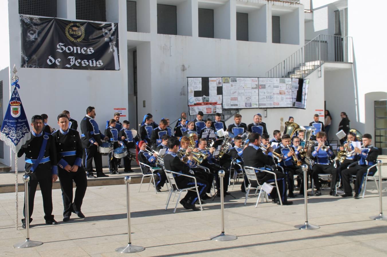 La fortaleza templaria de Jerez de los Caballeros acogió una nueeva edición del Certamen de Bandas Sones de Jesús, organizado por la Agrupación Musical Nuestro Padre Jesús Nazareno, con un carácter especial en este año 2019 en el que celebra el 30º aniversario de su creación.Hubo palabras de agradecimiento y aplausos para todas las bandas participantes:La Agrupación Musical Santa Ana, de Valle de Santa Ana; la Agrupación Musical 'Maestro Sousa' de la OJE de Jerez de los Caballeros, la Banda de Cornetas y Tambores 'Nuestra Señora del Rosario, de esta misma ciudad; la Agrupación Musical de Oliva de Mérida; La Banda de Cornetas y Tambores 'Nuestro Padre Jesús Nazareno' de Zafra, la Banda de Cornetas y Tambores 'Estrella' de Los Santos de Maimona, la Banda de Cornetas y Tambores 'Virgen del Pilar' de Villafranca de los Barros, la Banda de Cornetas y Tambores 'Resucitado' de Badajoz y la propia Agrupación Musical Nuestro Padre Jesús Nazareno de Jerez de los Caballeros, anfitriona de esta cita. Y también para colaboradores: empresas, Ayuntamiento, La Trouppe. Pese al calor de la jornada, el público disfrutó de este evento que tuvo como protagonista a los sonidos de la Semana Santa y tuvo además un fin benéfico.